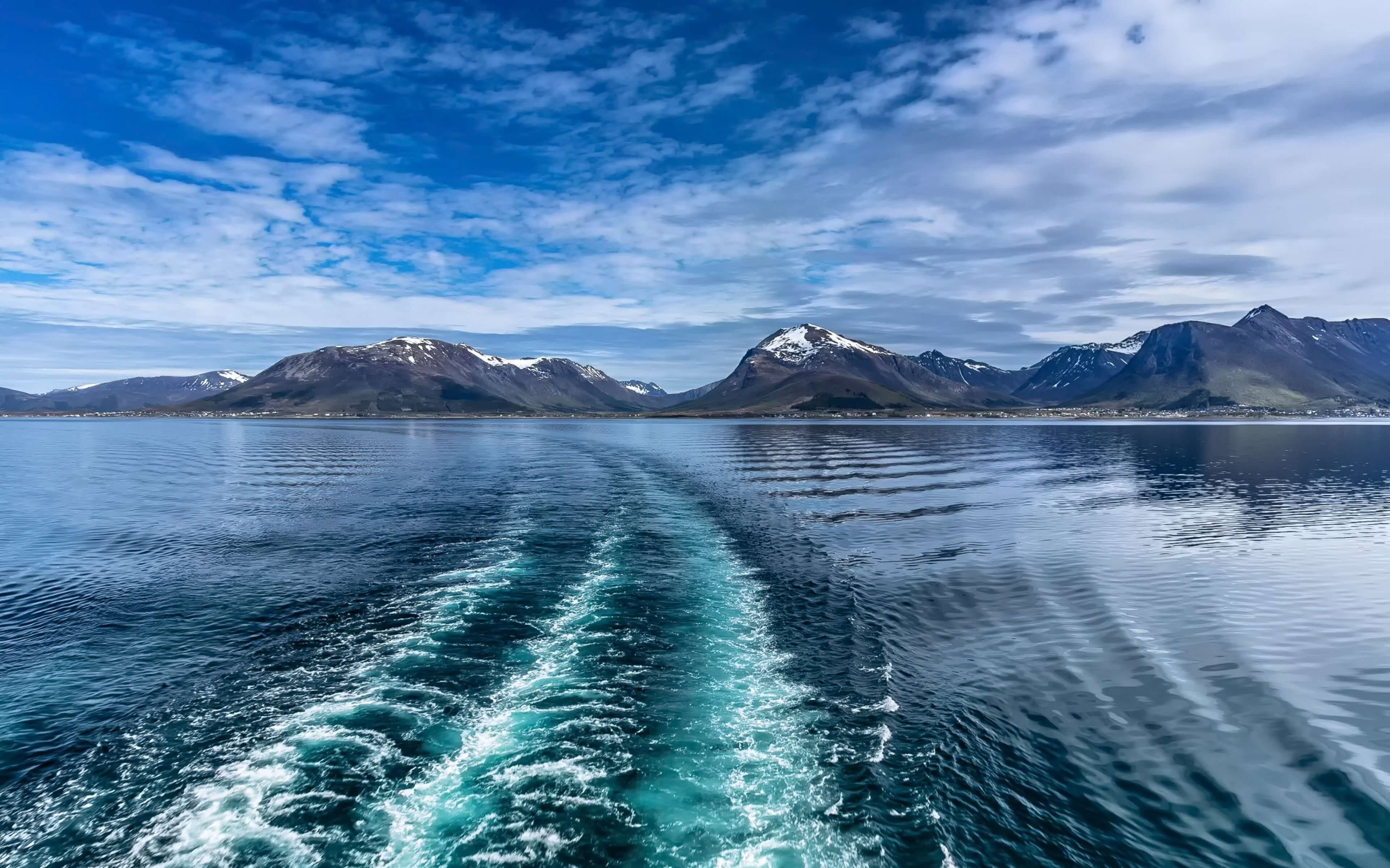 8 реки в океане. Лофотенские острова китовое сафари. Лофотенские острова Норвегия 3840x2160. Рейне Лофотенские острова Норвегия. Согнефьорд Норвегия.