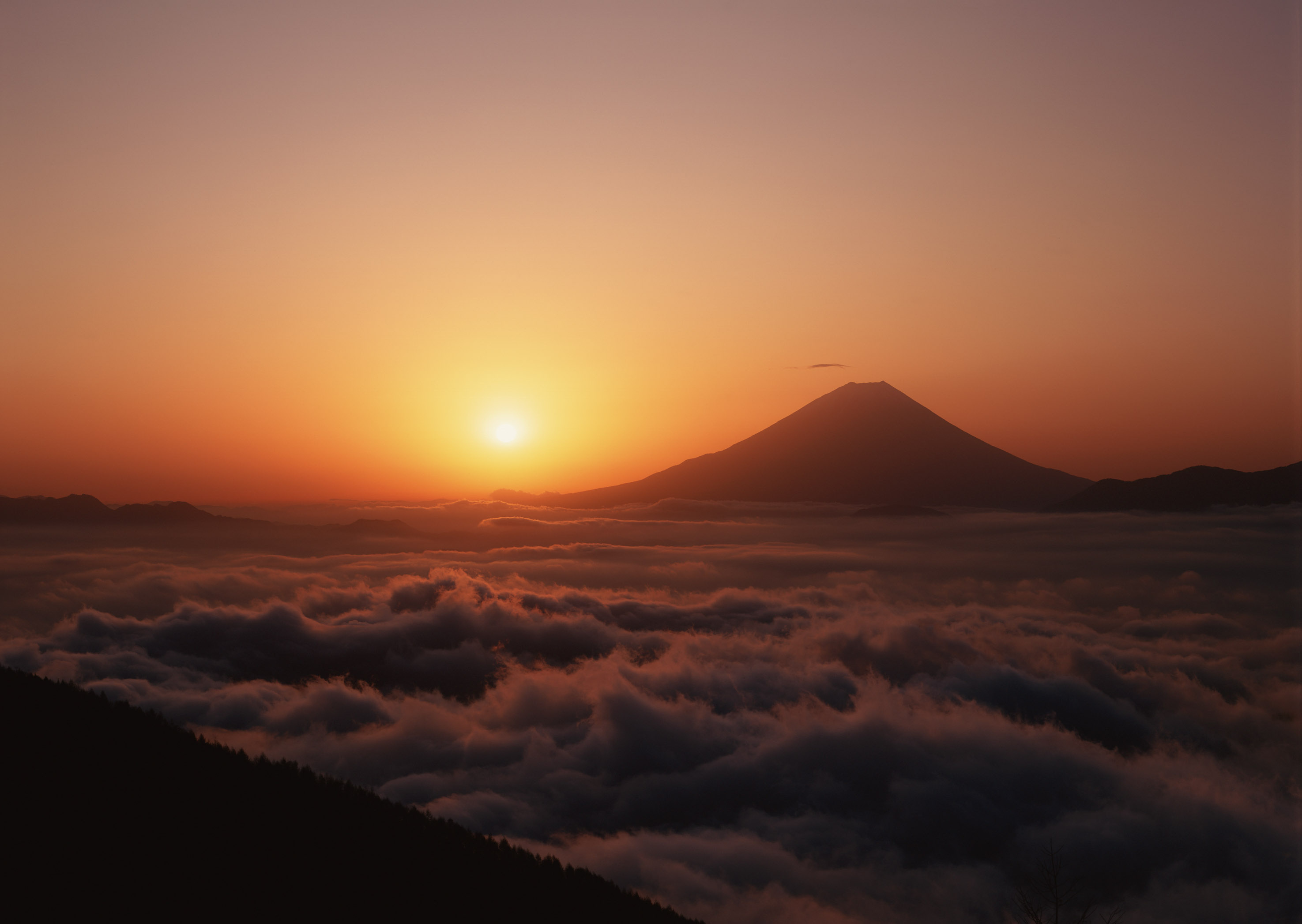 Fondos de Pantalla Nubes y Montañas Durante la Puesta de Sol, Imágenes