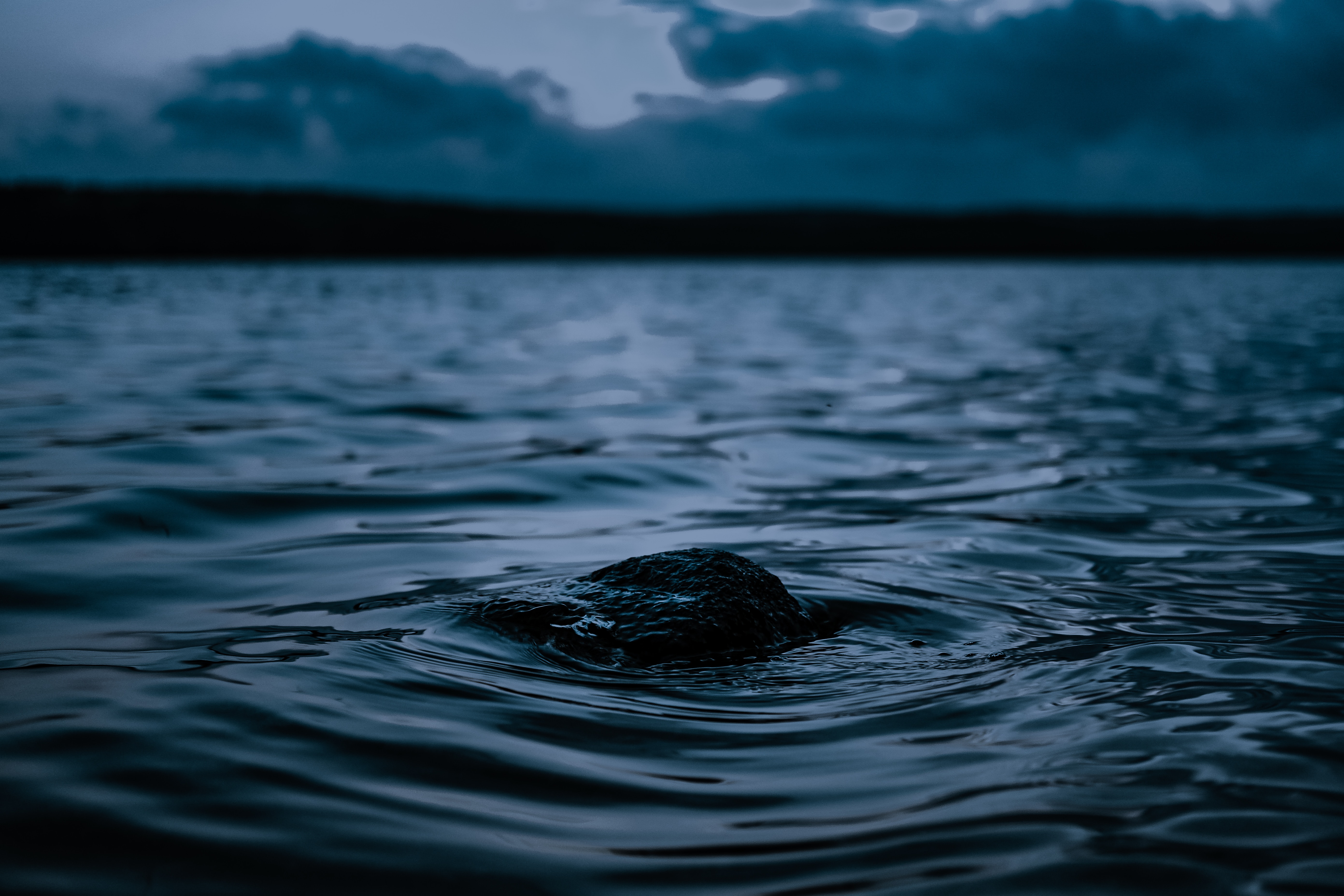 Черная вода далеко. Черная вода. Темные воды. Темные воды океана. Красивая вода.