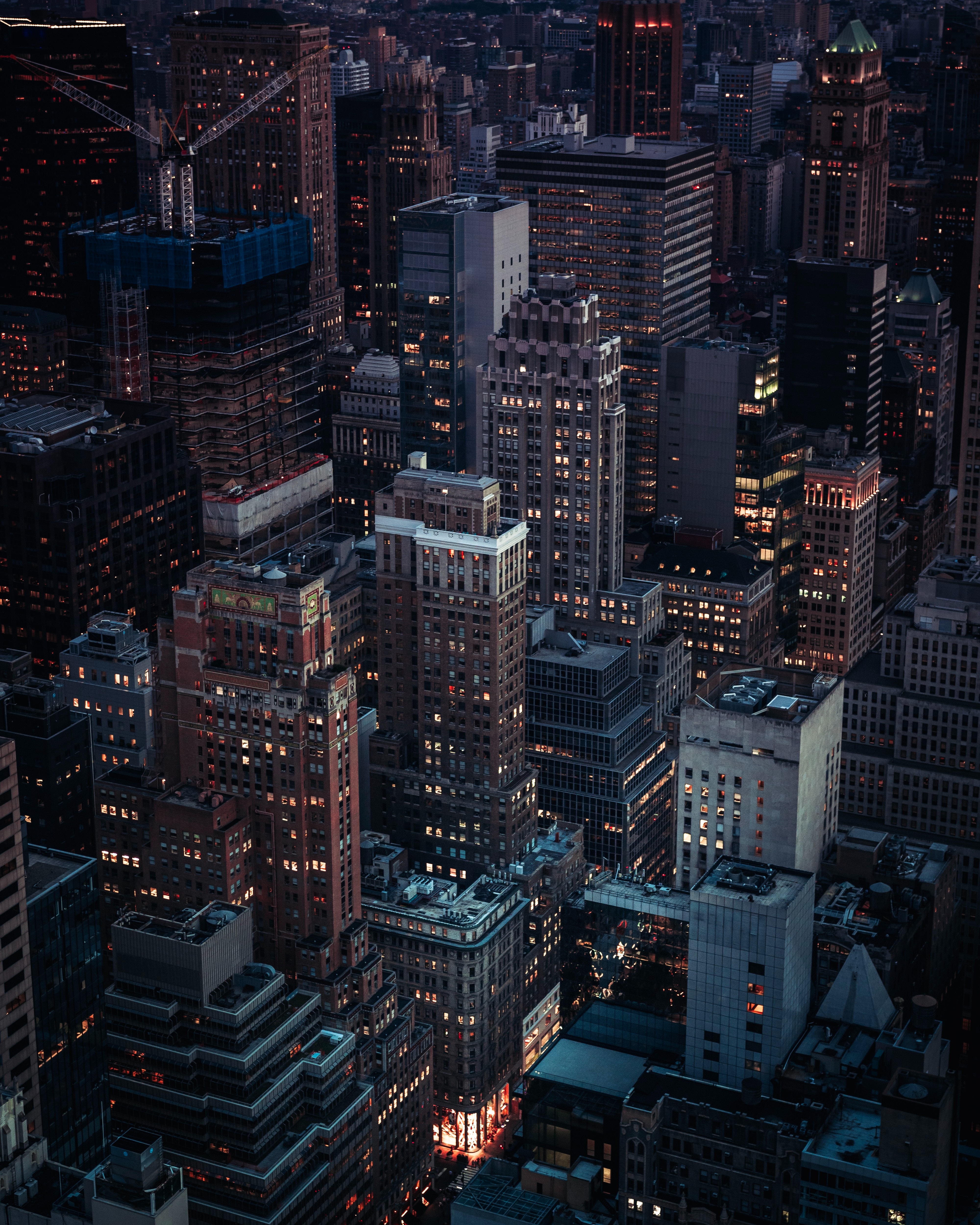 Картинки на телефон сити. Нью-Йорк Сити. Ночной Нью Йорк. Тёмный город. Ночной город вертикально.