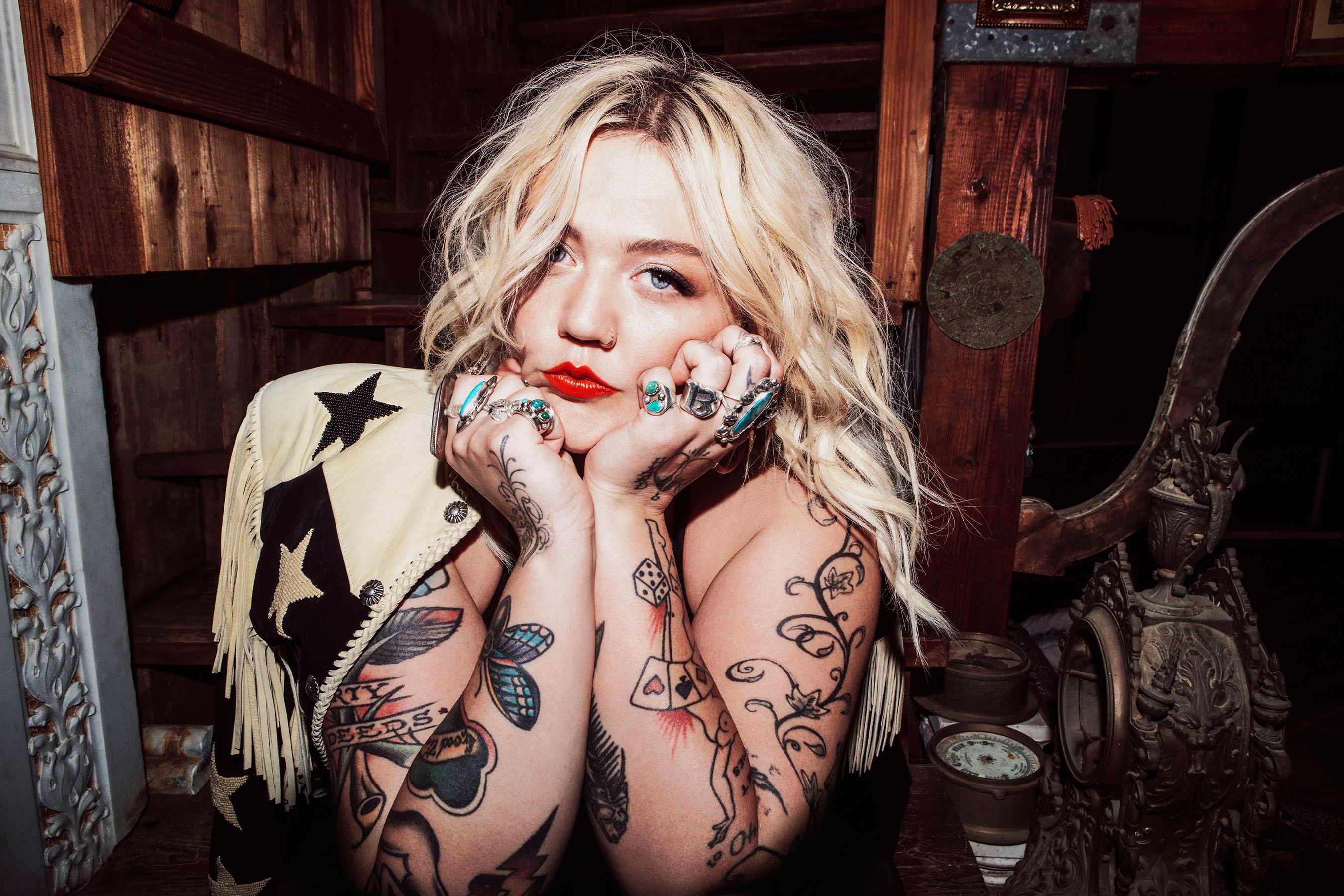 Тата блондинка. Elle King 2020. Эль Тэннер Шнайдер американская певица. Elle King обложки. Ханна певица Татуировки.