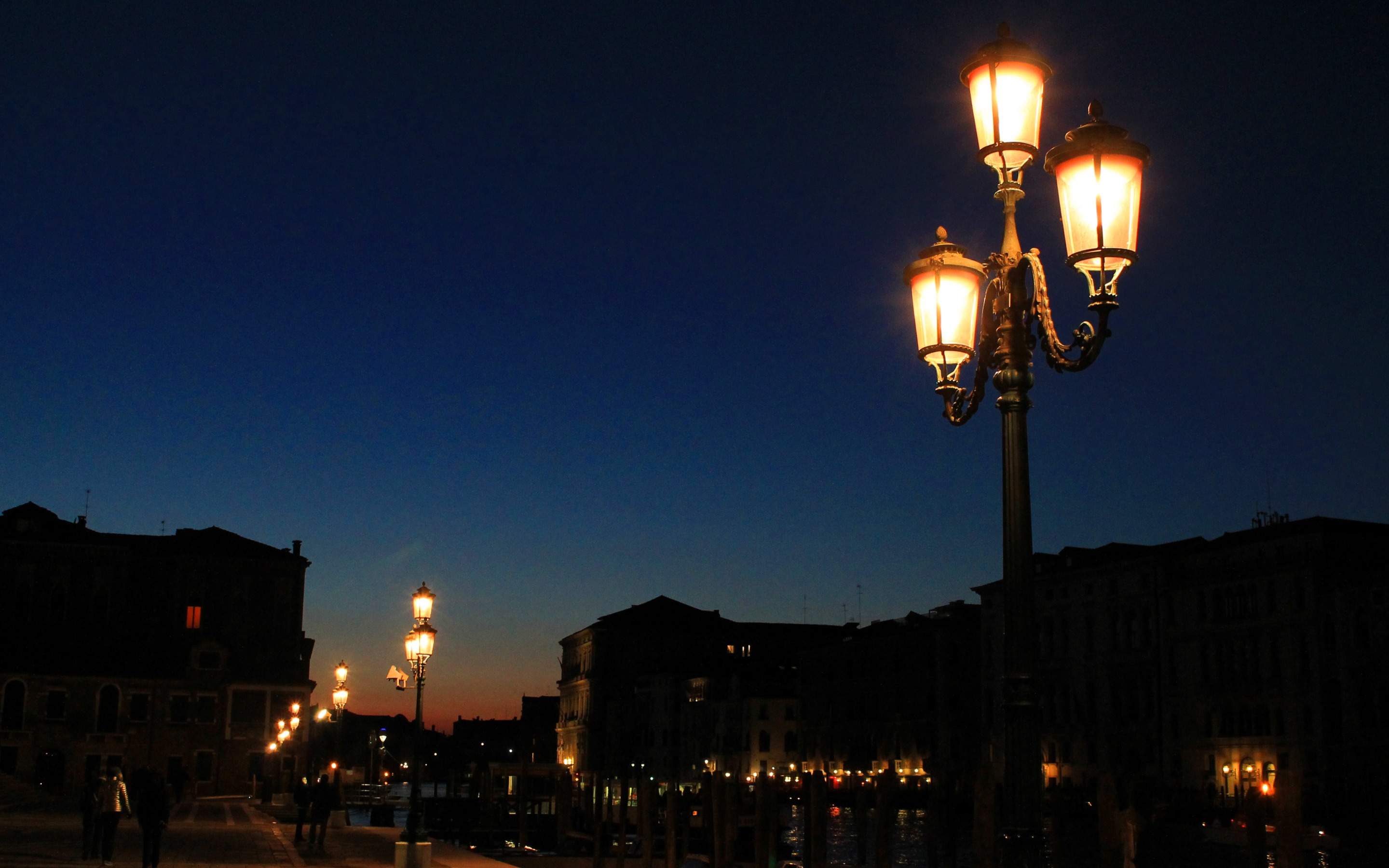 Straßenlaterne in der Nacht