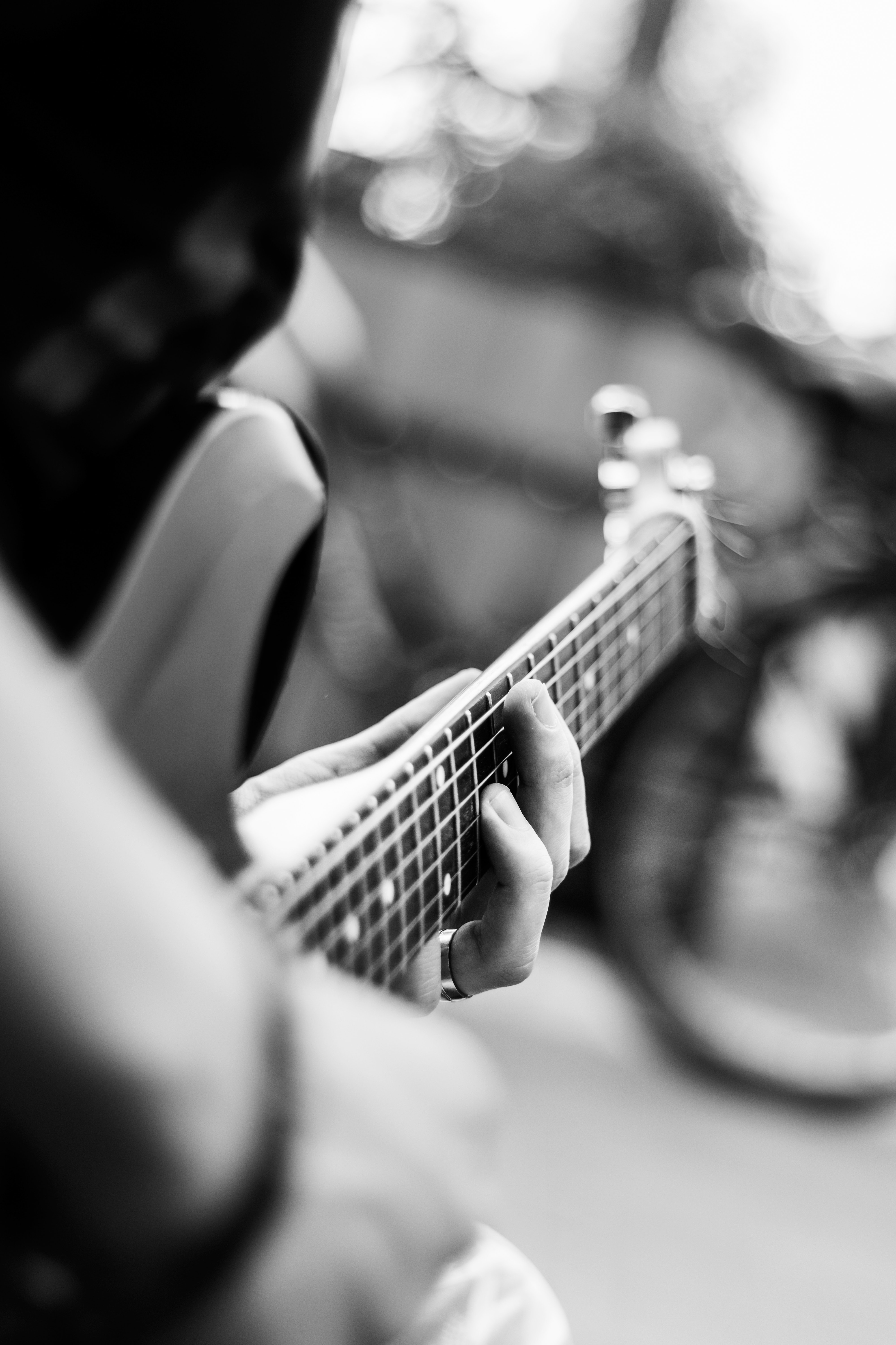 Песни в качестве 720. Гитара. Девушка с гитарой. Гитара картинки. Красивые гитары.