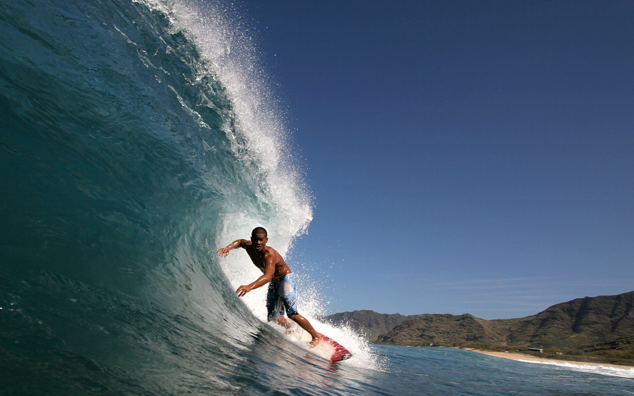 Les Fonds D’écran Homme Surfant Sur Les Vagues de la Mer Pendant la ...
