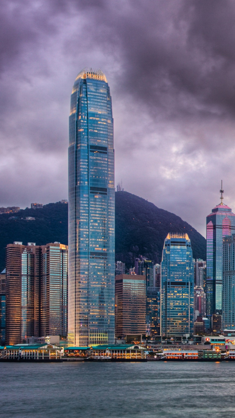 Horizon de la Ville à Travers le Plan D'eau Pendant la Nuit. Wallpaper in 750x1334 Resolution