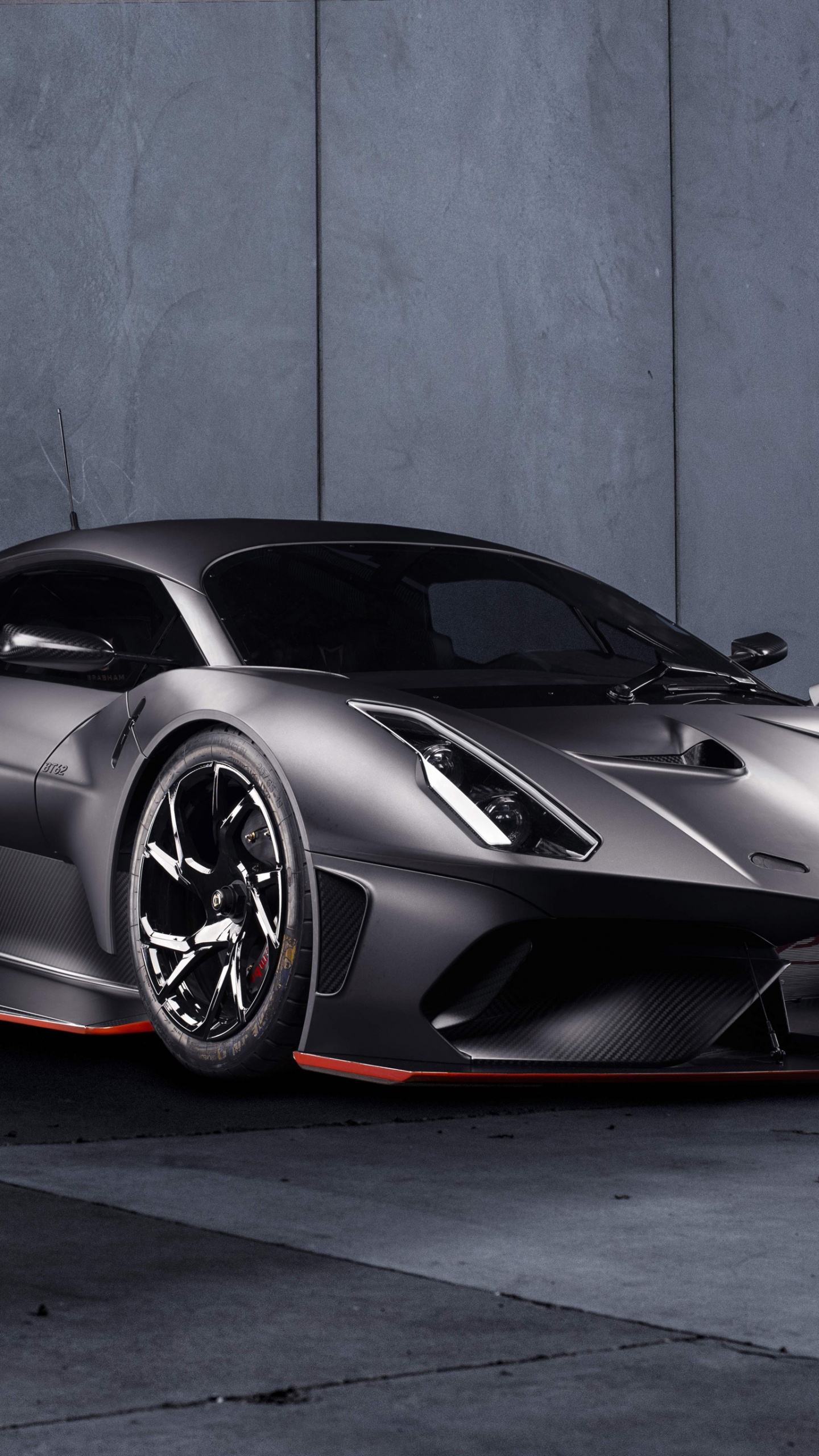 Silberner Und Roter Ferrari-Sportwagen. Wallpaper in 1440x2560 Resolution