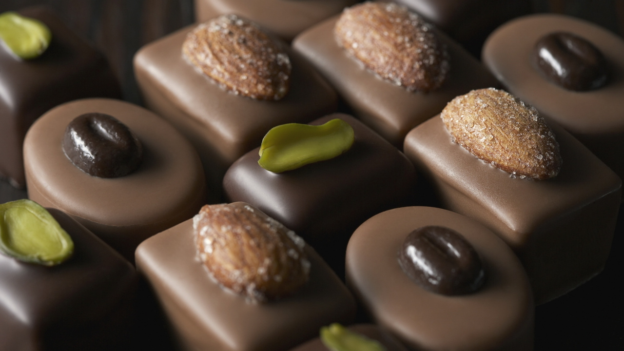 Brown and White Chocolate Cookies. Wallpaper in 1280x720 Resolution