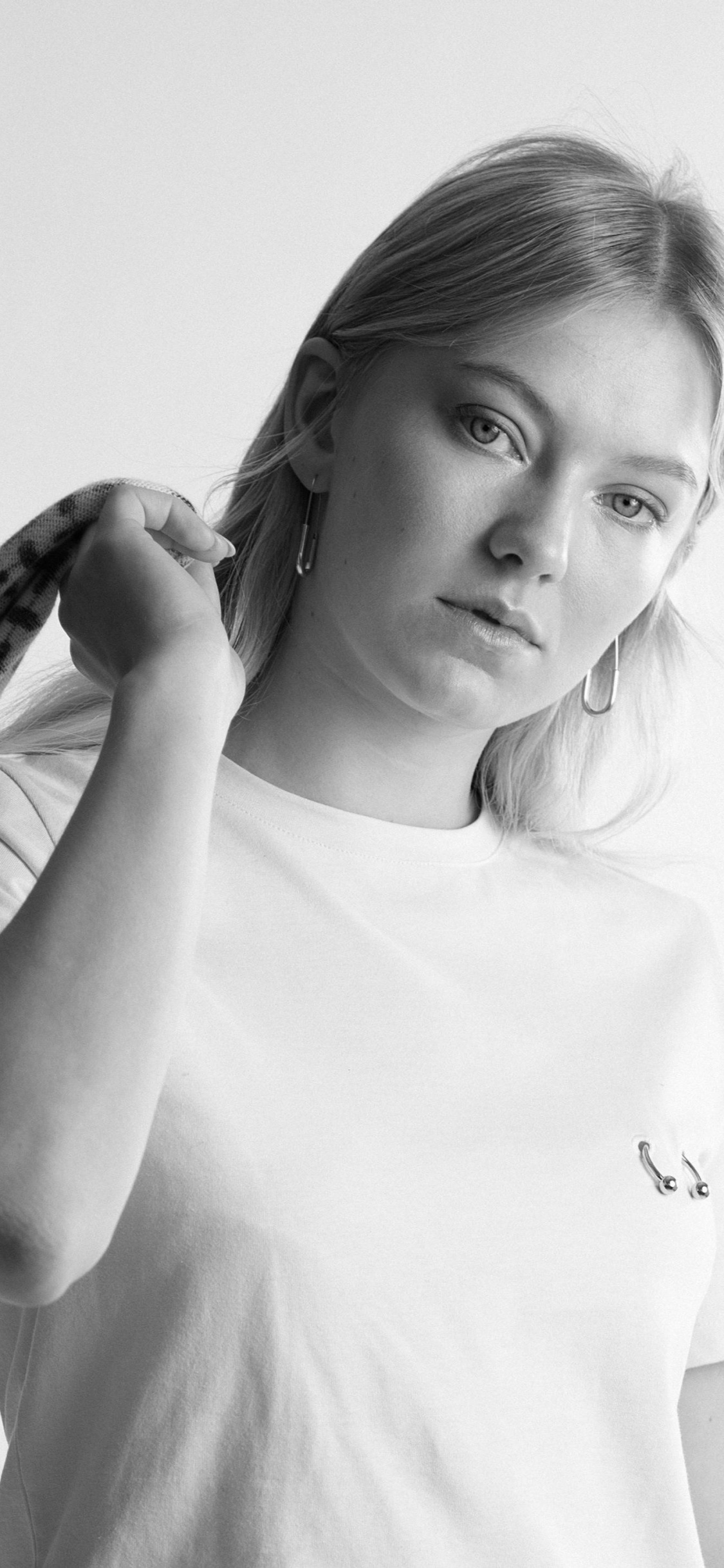 Beauté, White, Noir, Épaule, Bras. Wallpaper in 1125x2436 Resolution