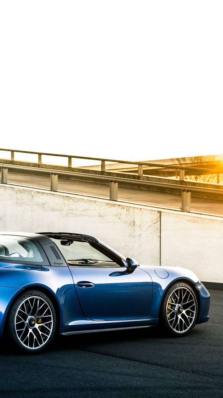 Porsche 911 Bleue Garée Sur un Parking Pendant la Journée. Wallpaper in 750x1334 Resolution