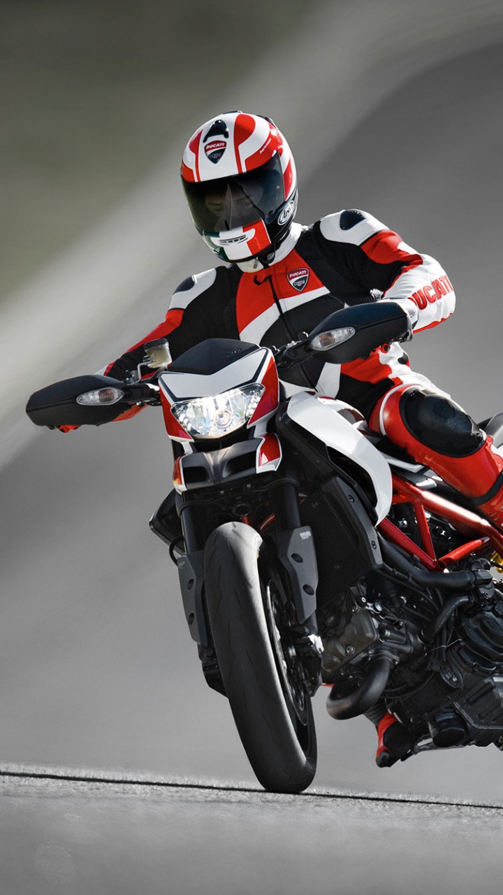 Mann im Roten Und Schwarzen Motorradanzug, Der Auf Einem Roten Und Schwarzen Sportmotorrad Fährt Riding. Wallpaper in 720x1280 Resolution