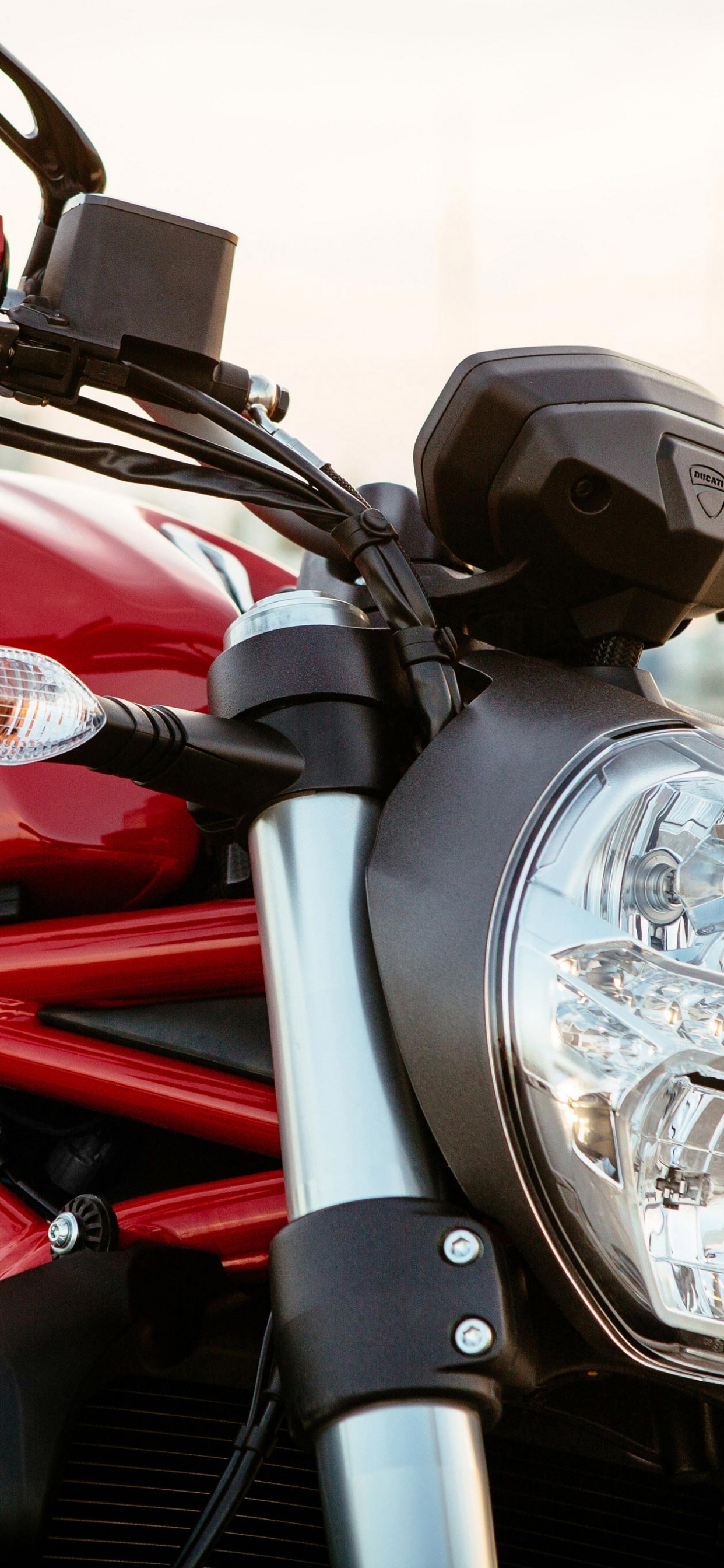 Moto Rouge et Noire Sur Route Pendant la Journée. Wallpaper in 1242x2688 Resolution