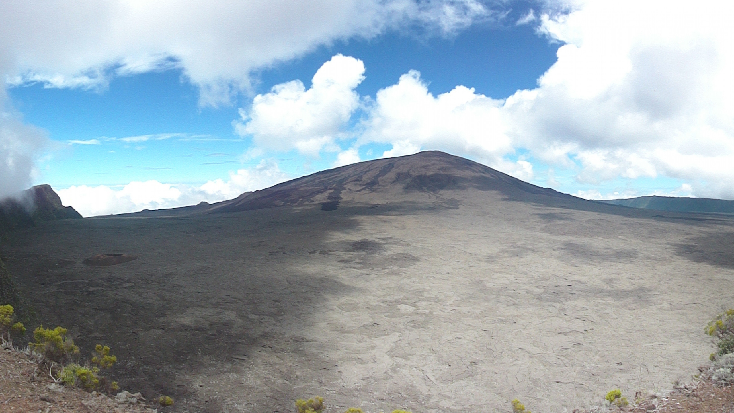 Brown Mountain Under Blue Sky and White Clouds During Daytime. Wallpaper in 2560x1440 Resolution