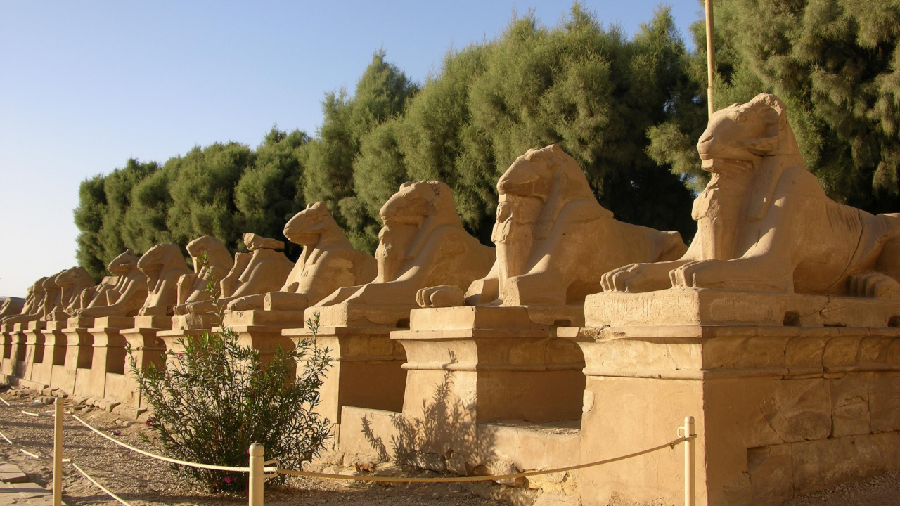 Brown Concrete Statues Near Green Trees During Daytime. Wallpaper in 1280x720 Resolution