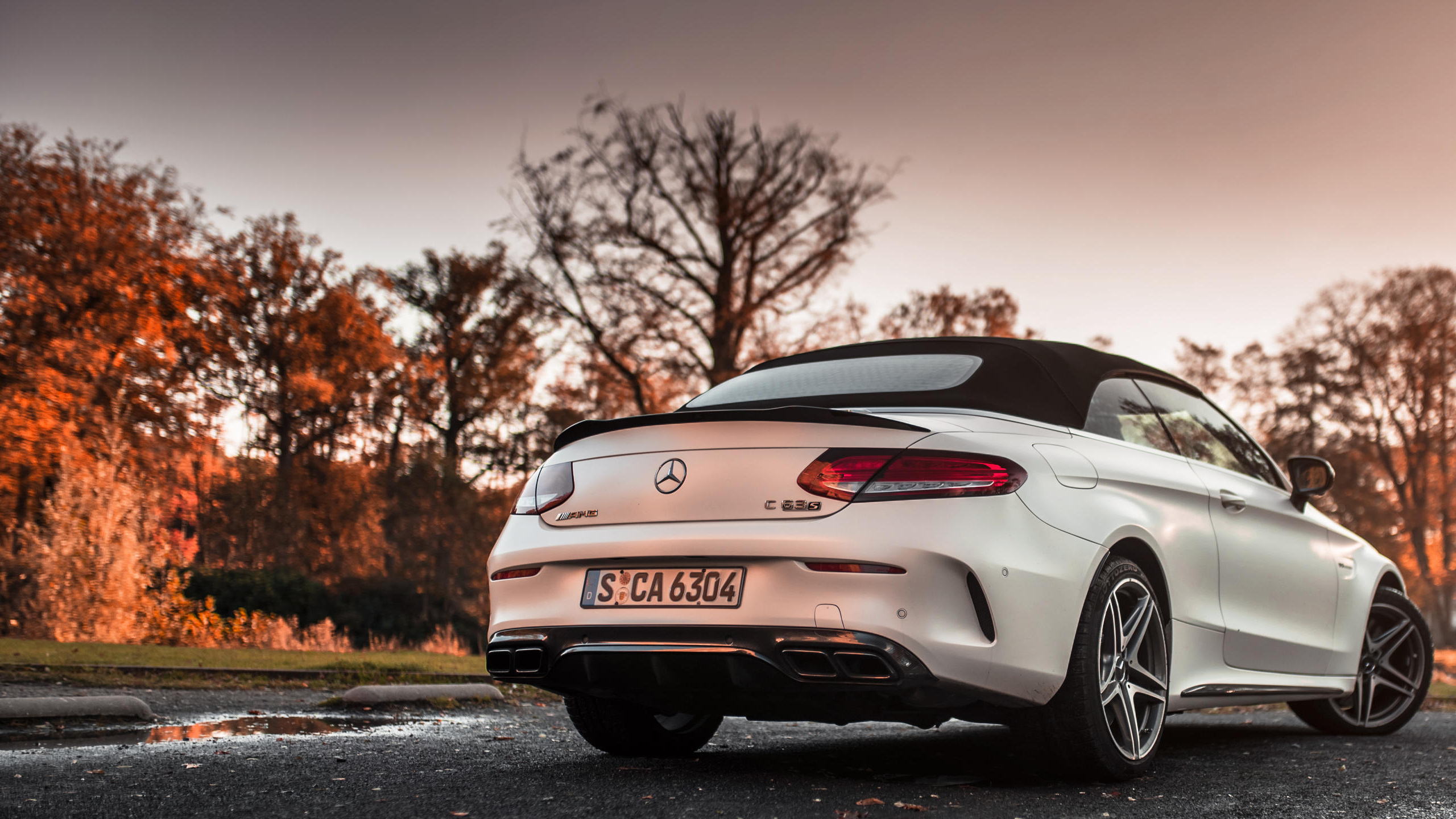 Silberner Porsche 911 Tagsüber Auf Der Straße Geparkt. Wallpaper in 2560x1440 Resolution