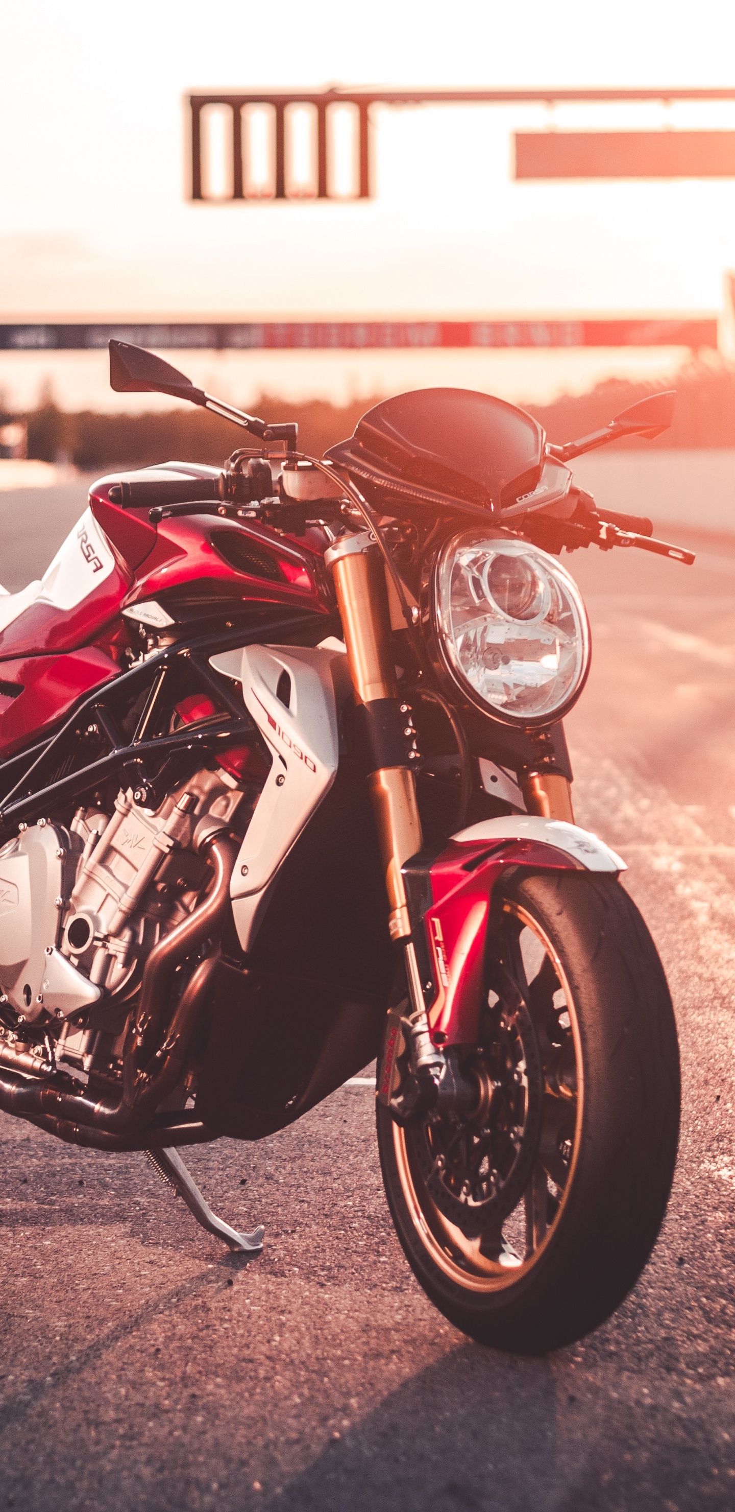 Vélo de Sport Rouge et Noir Sur Route Pendant la Journée. Wallpaper in 1440x2960 Resolution