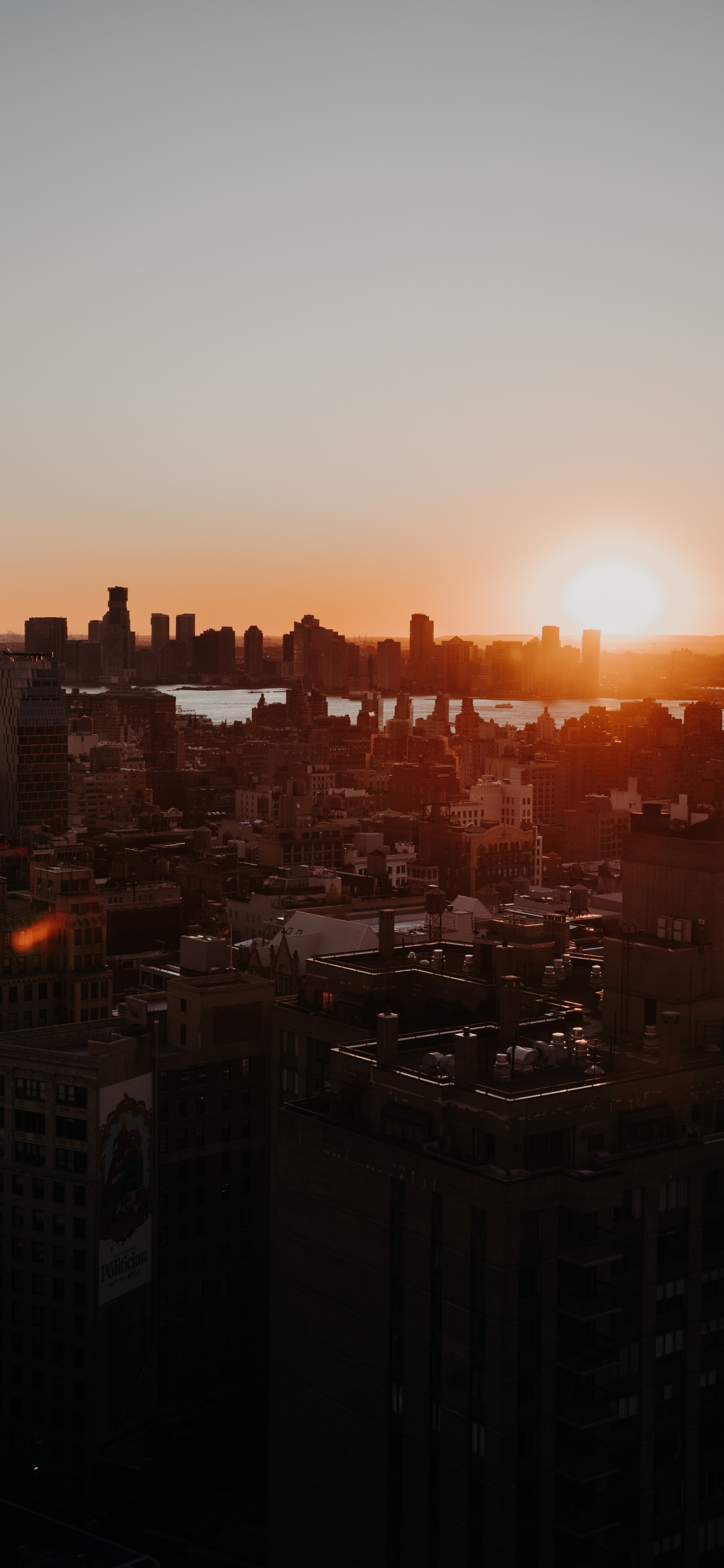 Toits de la Ville Pendant le Coucher du Soleil Orange. Wallpaper in 1242x2688 Resolution