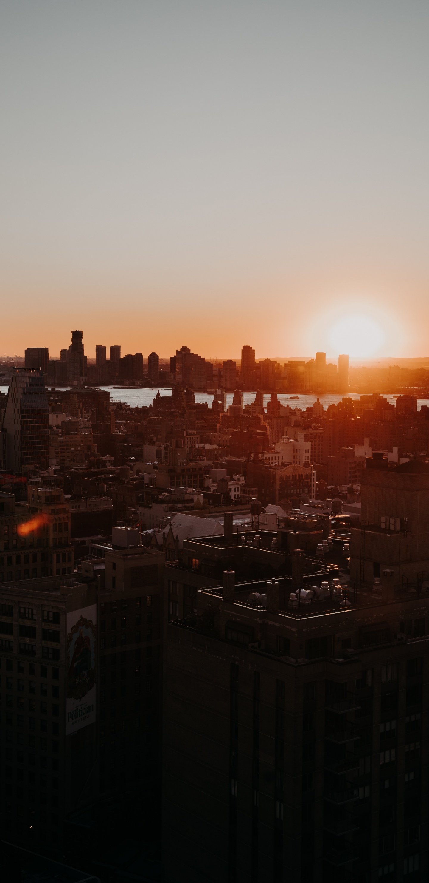 Toits de la Ville Pendant le Coucher du Soleil Orange. Wallpaper in 1440x2960 Resolution