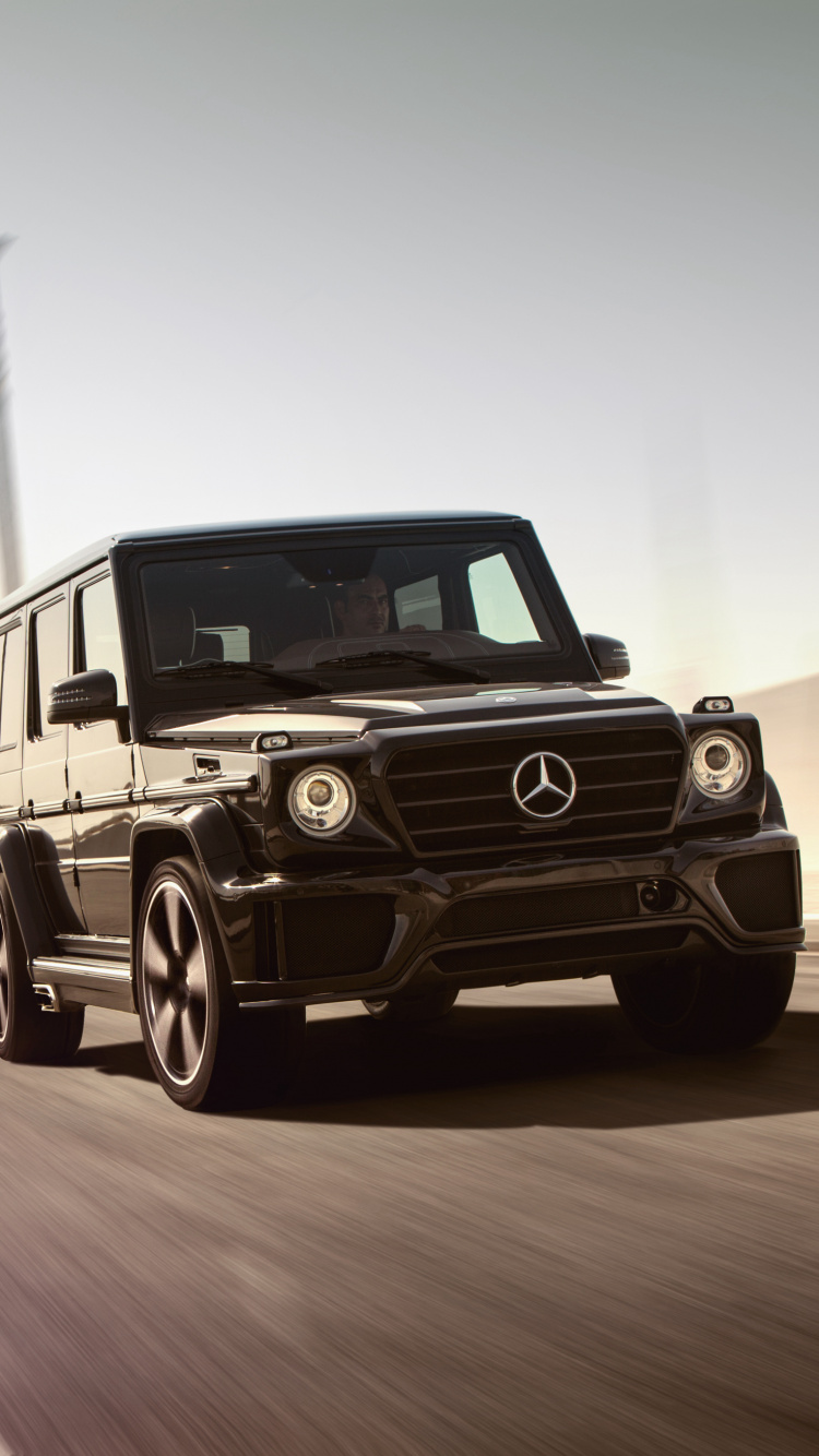 Schwarzer Jeep Wrangler Tagsüber Unterwegs. Wallpaper in 750x1334 Resolution