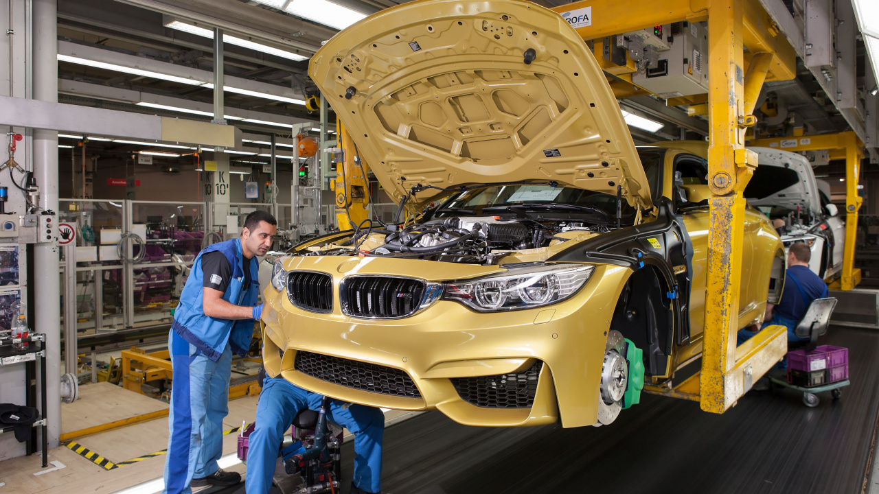 L'homme en Jean Bleu Debout à Côté de la Voiture Mercedes Benz Blanc. Wallpaper in 1280x720 Resolution