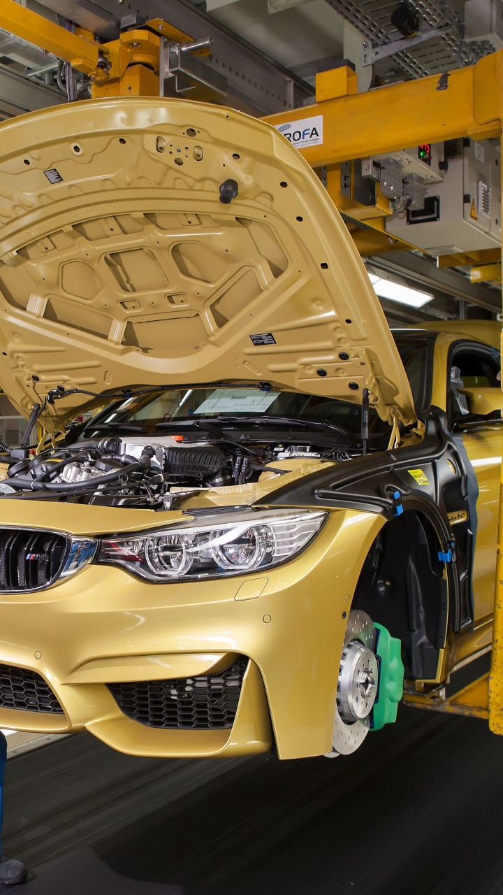 L'homme en Jean Bleu Debout à Côté de la Voiture Mercedes Benz Blanc. Wallpaper in 720x1280 Resolution