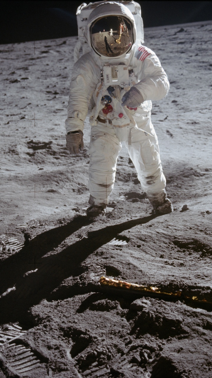 Enfant en Sweat à Capuche Blanc et Pantalon Debout Sur le Rivage de la Plage Pendant la Journée. Wallpaper in 720x1280 Resolution