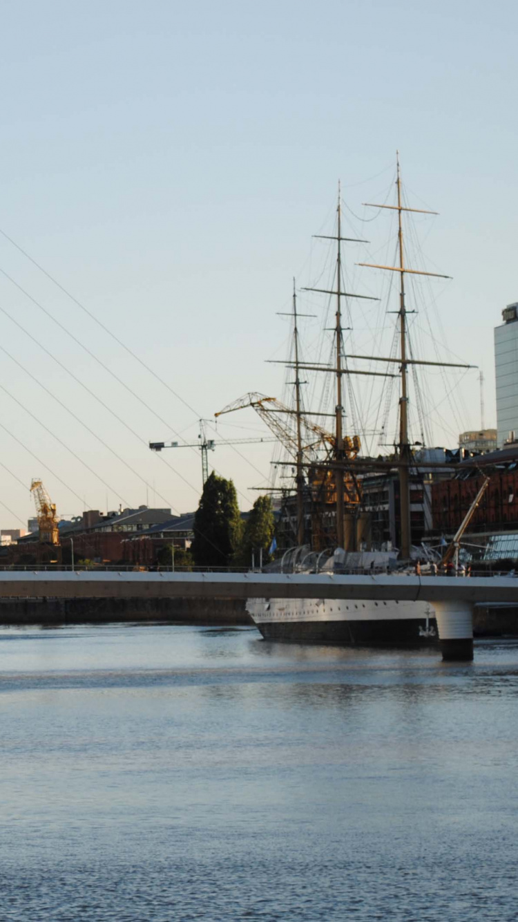 Edificio de Hormigón Blanco Cerca Del Cuerpo de Agua Durante el Día. Wallpaper in 750x1334 Resolution