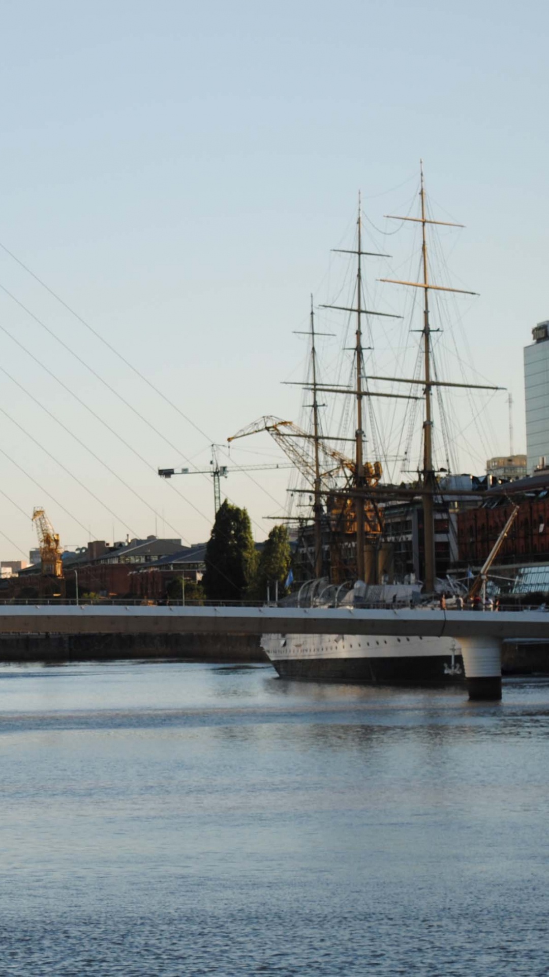 Weißes Betongebäude in Der Nähe Eines Gewässers Tagsüber. Wallpaper in 1080x1920 Resolution