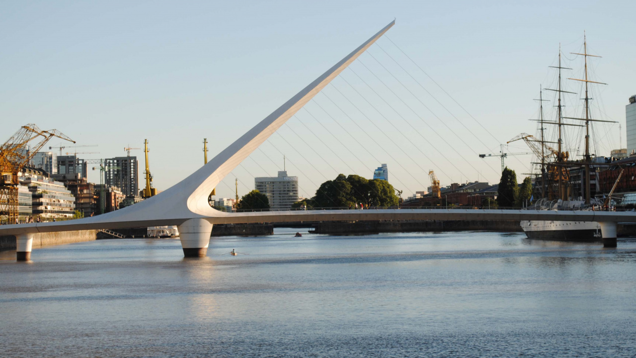 Weißes Betongebäude in Der Nähe Eines Gewässers Tagsüber. Wallpaper in 1280x720 Resolution