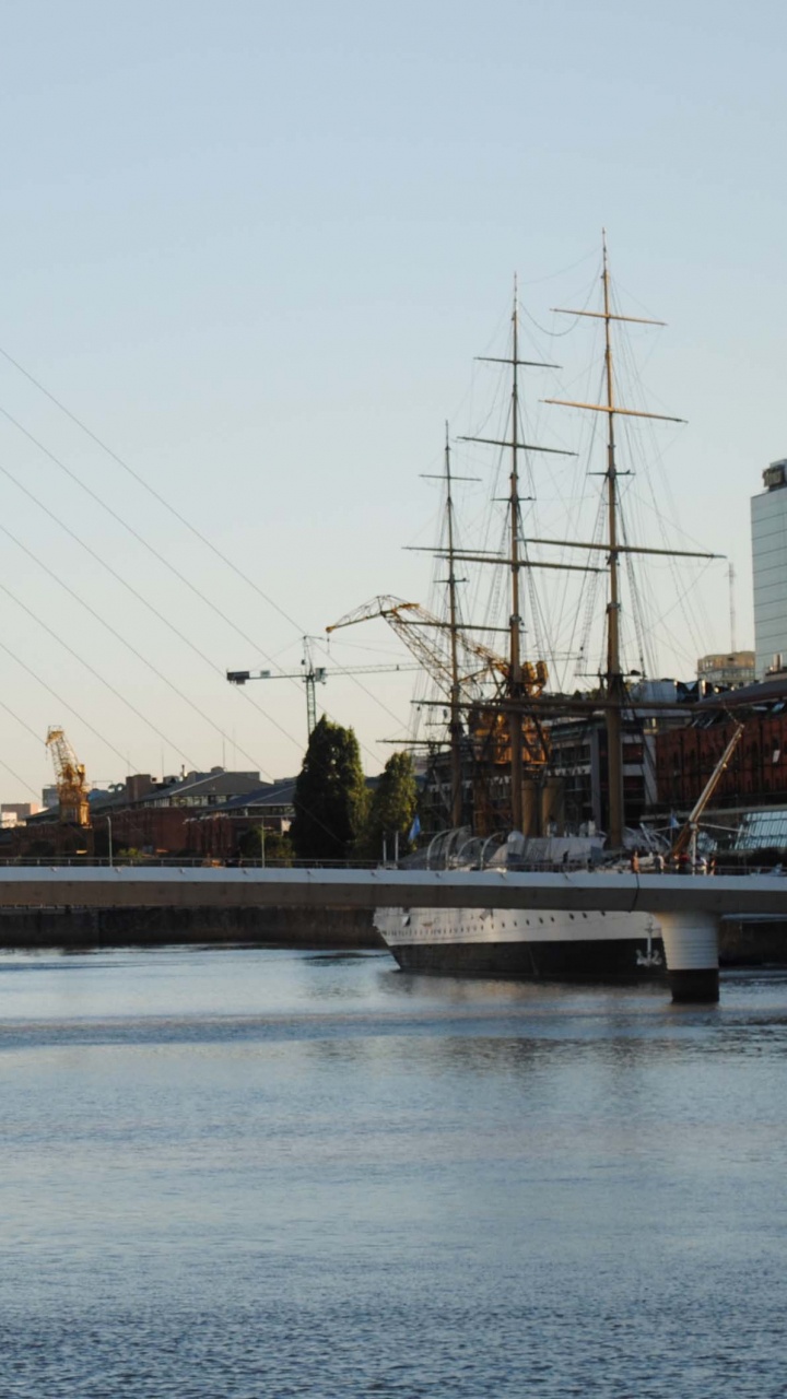 Weißes Betongebäude in Der Nähe Eines Gewässers Tagsüber. Wallpaper in 720x1280 Resolution