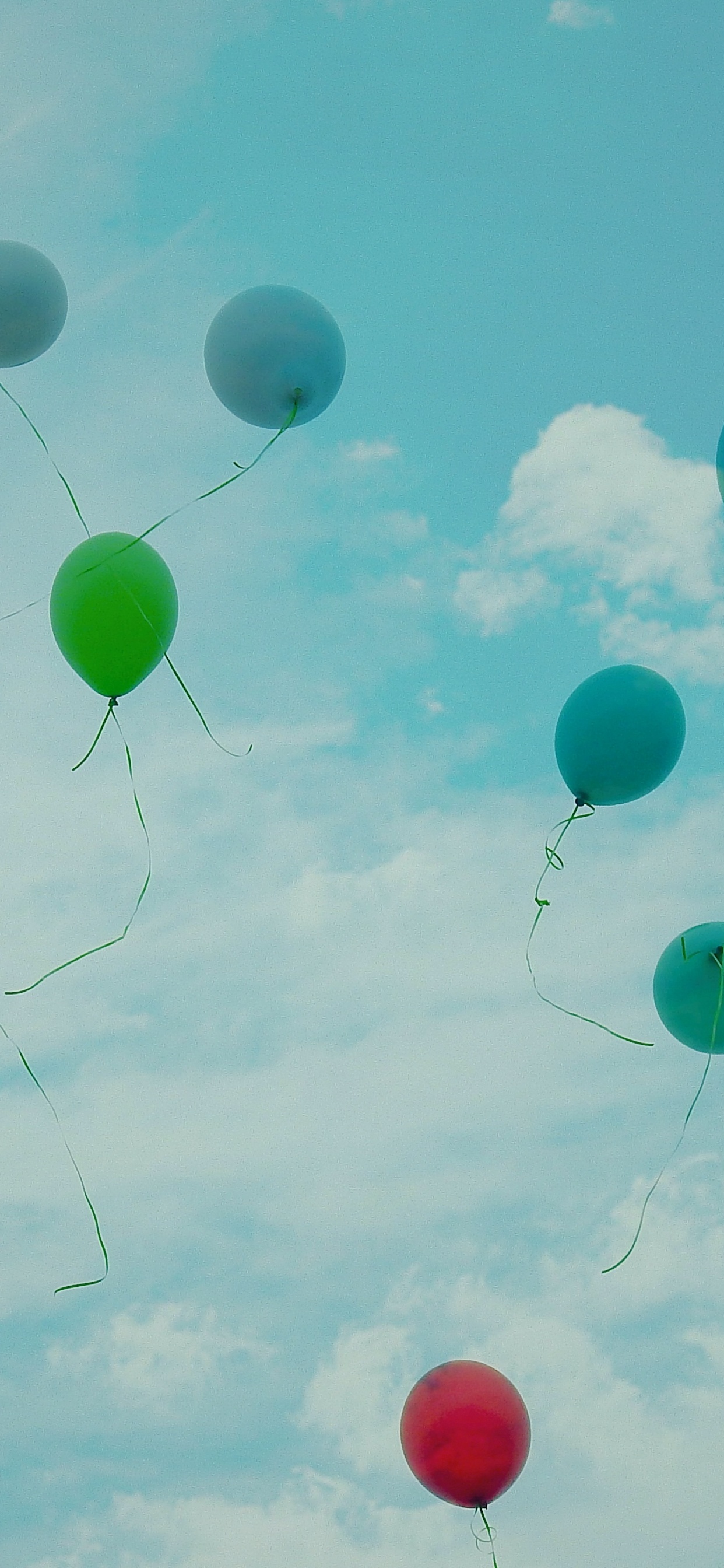 Ballons Bleus Verts et Rouges. Wallpaper in 1242x2688 Resolution