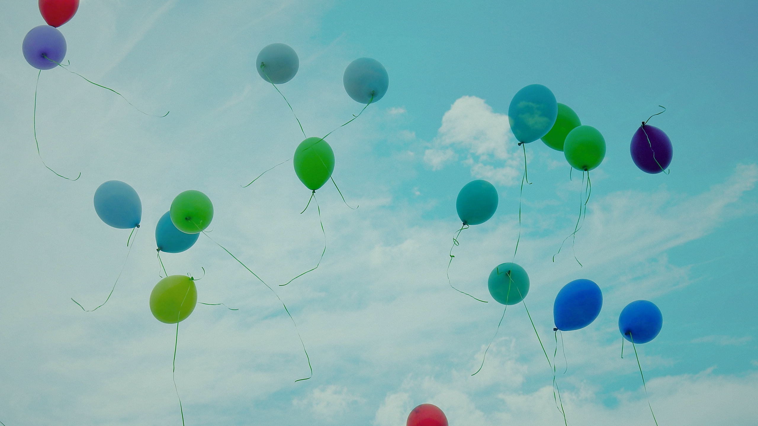 Globos Azules, Verdes y Rojos. Wallpaper in 2560x1440 Resolution