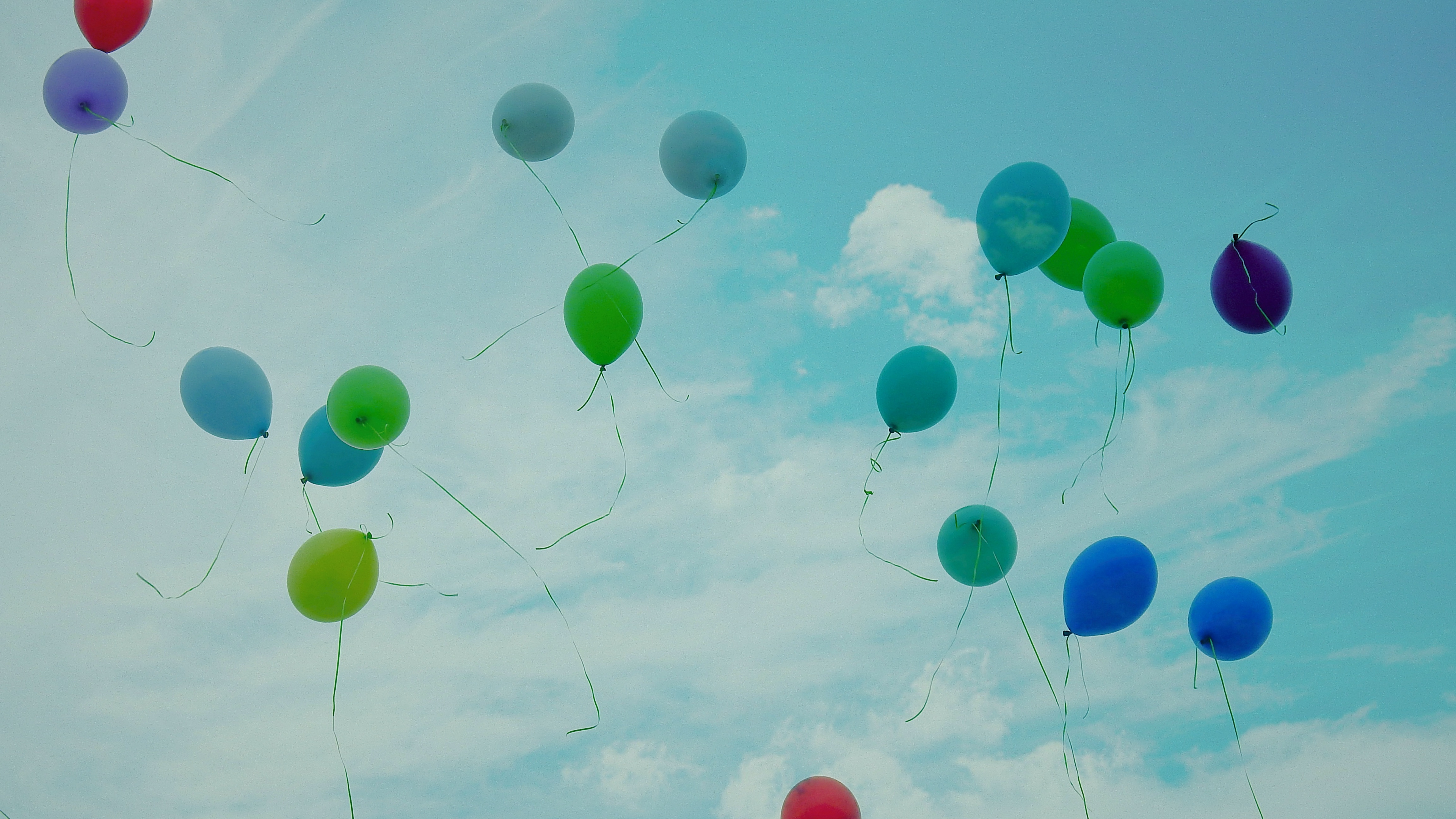 Blue Green and Red Balloons. Wallpaper in 3840x2160 Resolution