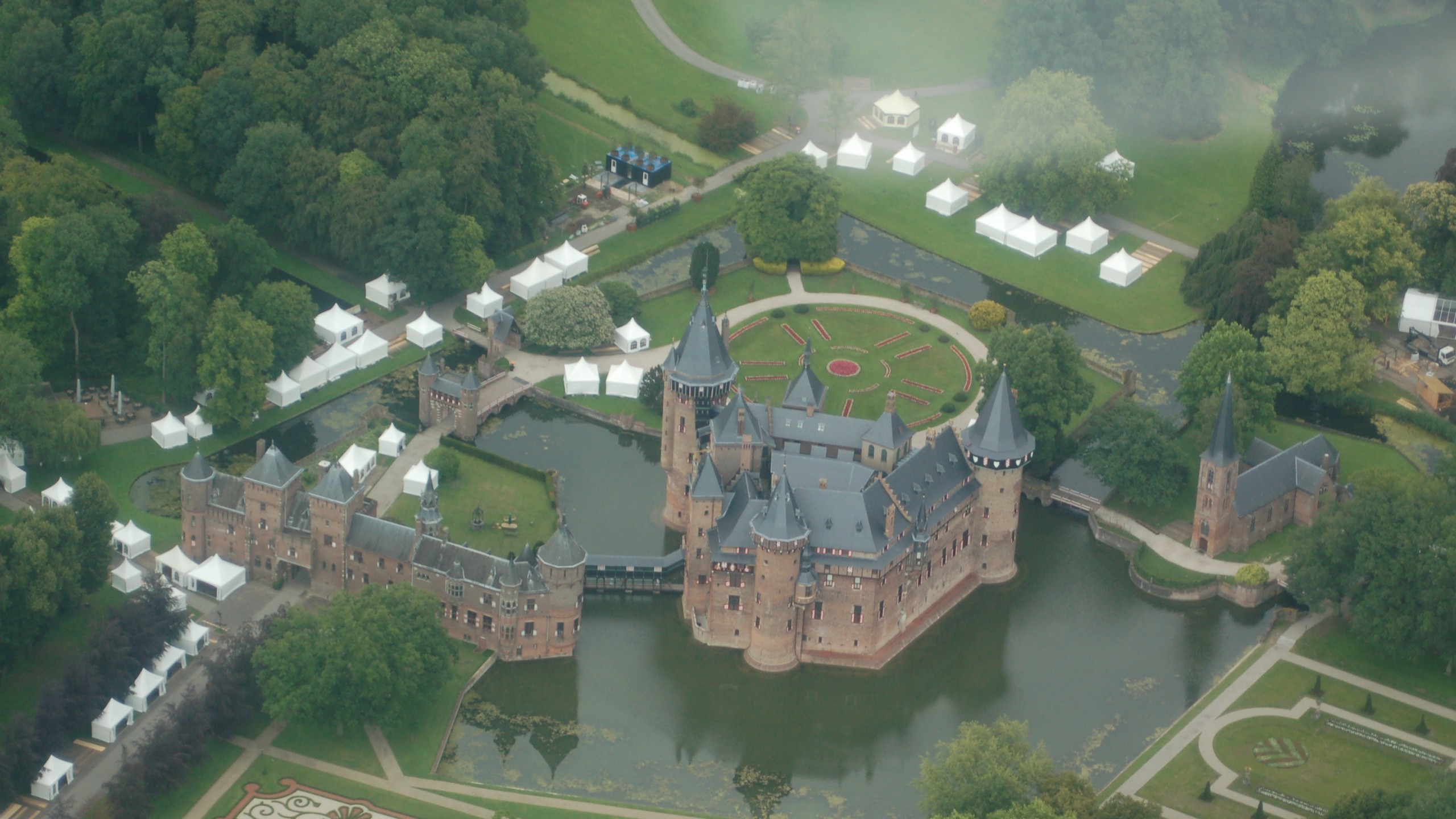 Luftaufnahme Von Grünen Bäumen Und Fluss Tagsüber. Wallpaper in 2560x1440 Resolution