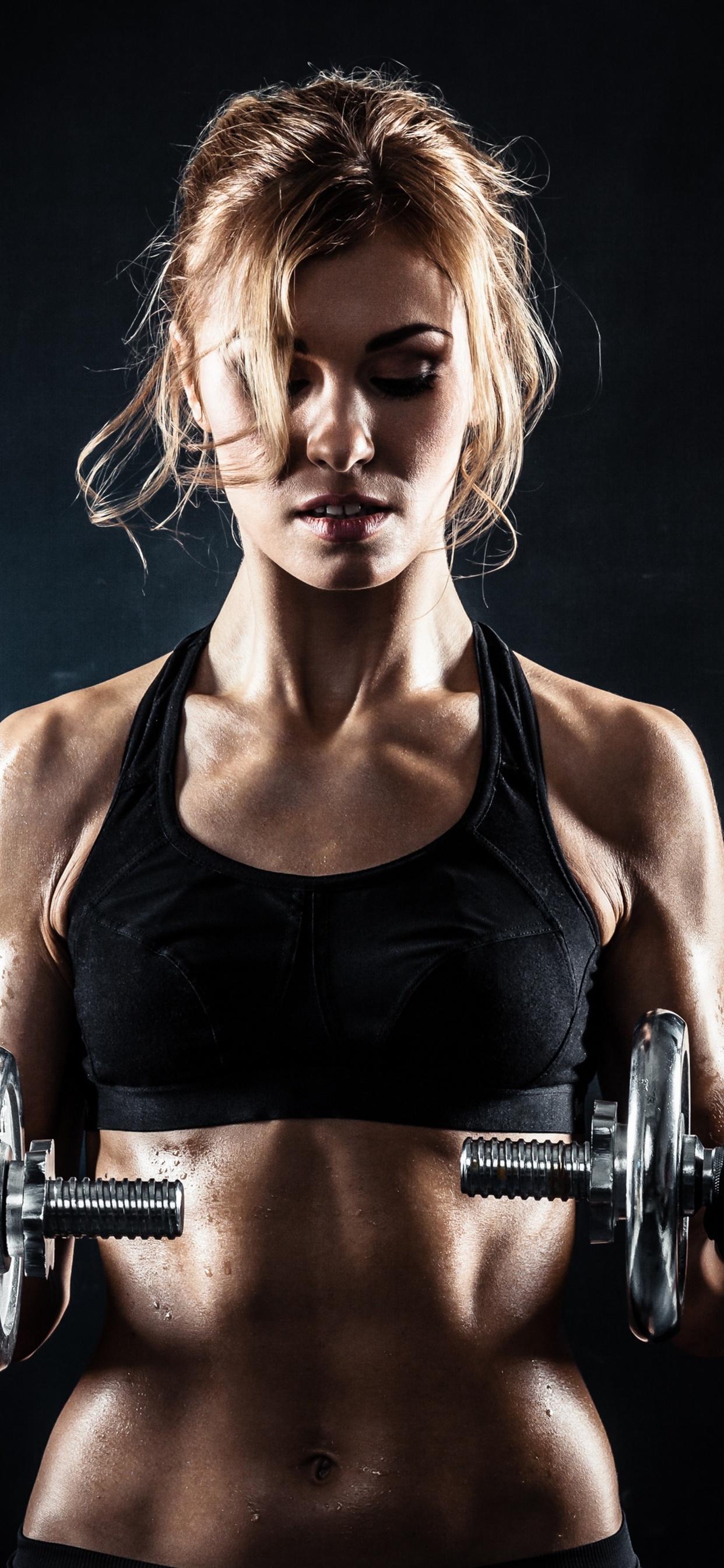 Frau im Schwarzen Tanktop Mit Hantel. Wallpaper in 1242x2688 Resolution