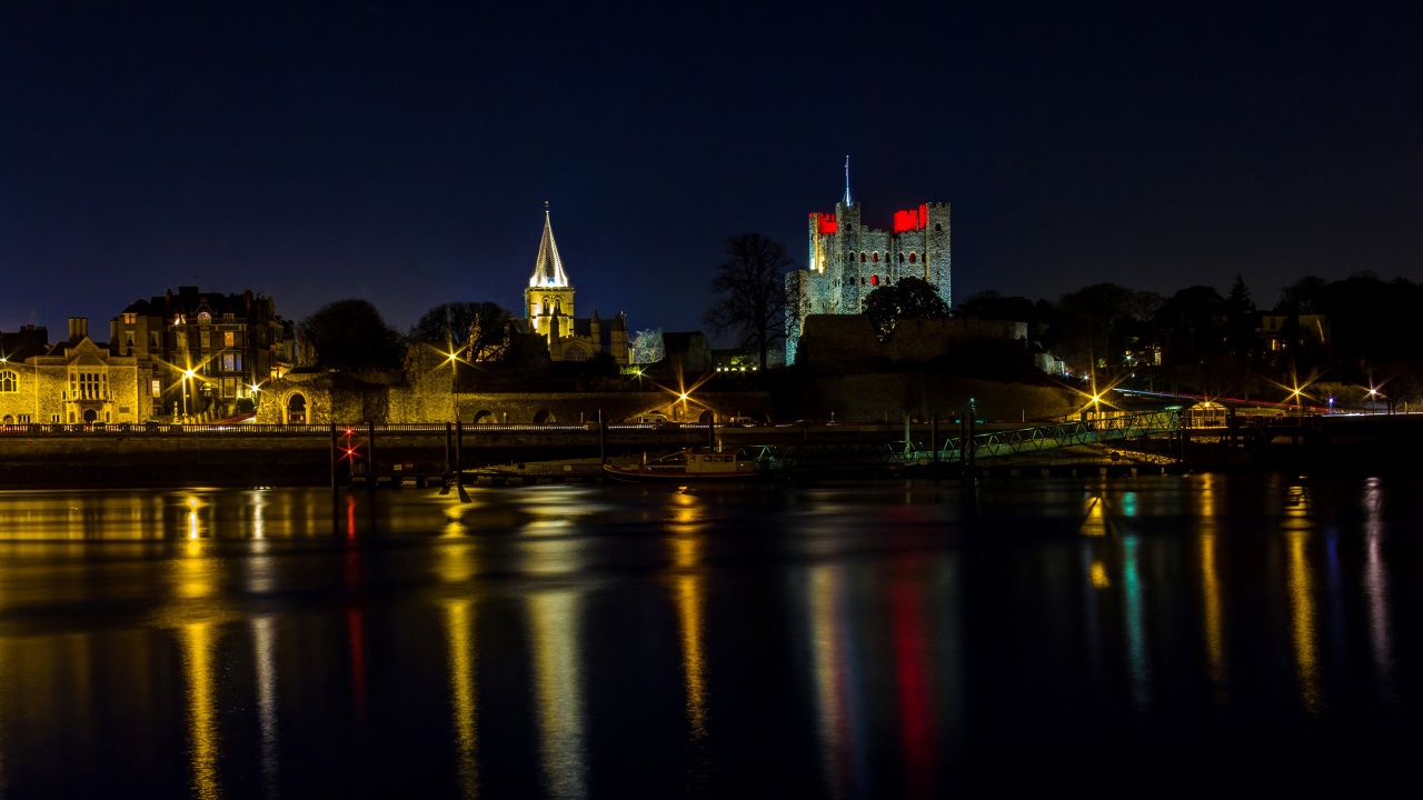 Plan D'eau Près du Bâtiment Pendant la Nuit. Wallpaper in 1280x720 Resolution