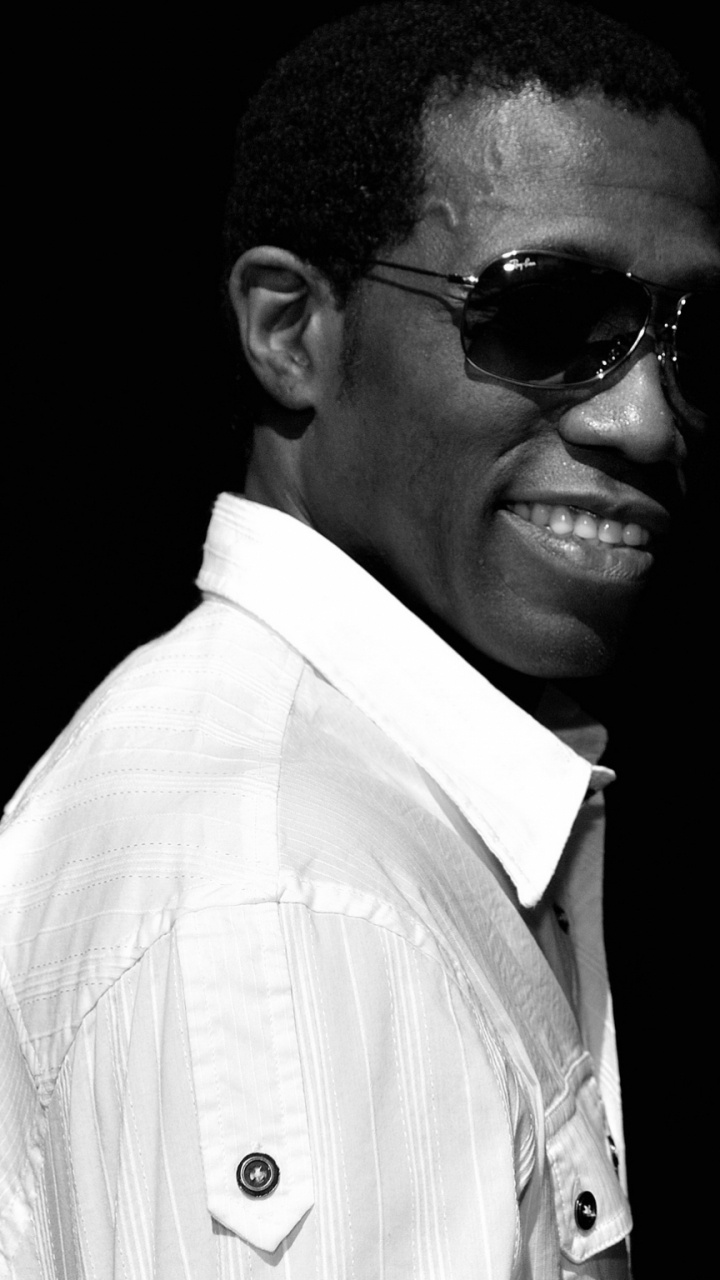 Mann im Weißen Hemd Mit Schwarzer Sonnenbrille. Wallpaper in 720x1280 Resolution