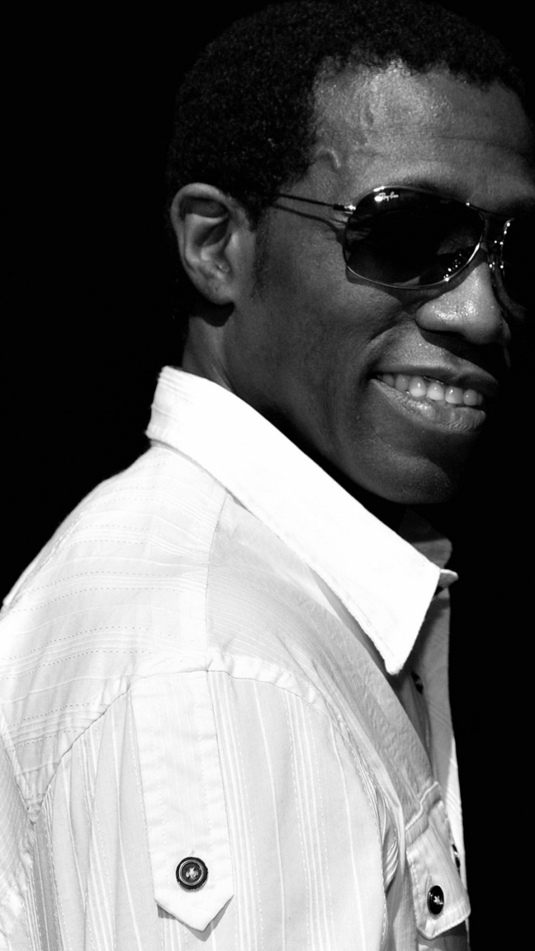 Mann im Weißen Hemd Mit Schwarzer Sonnenbrille. Wallpaper in 750x1334 Resolution