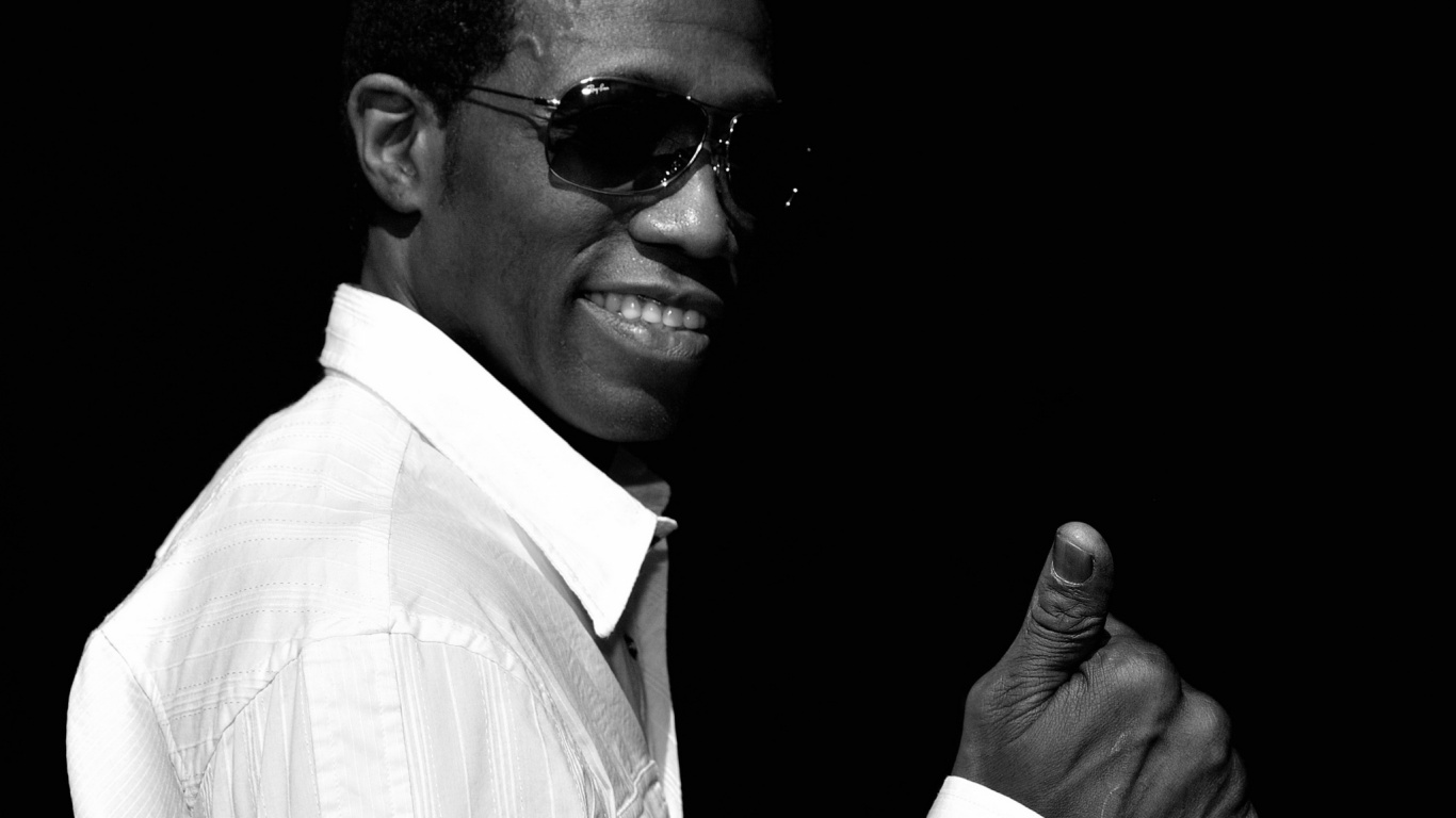 Homme en Chemise Blanche Portant Des Lunettes de Soleil Noires. Wallpaper in 1366x768 Resolution