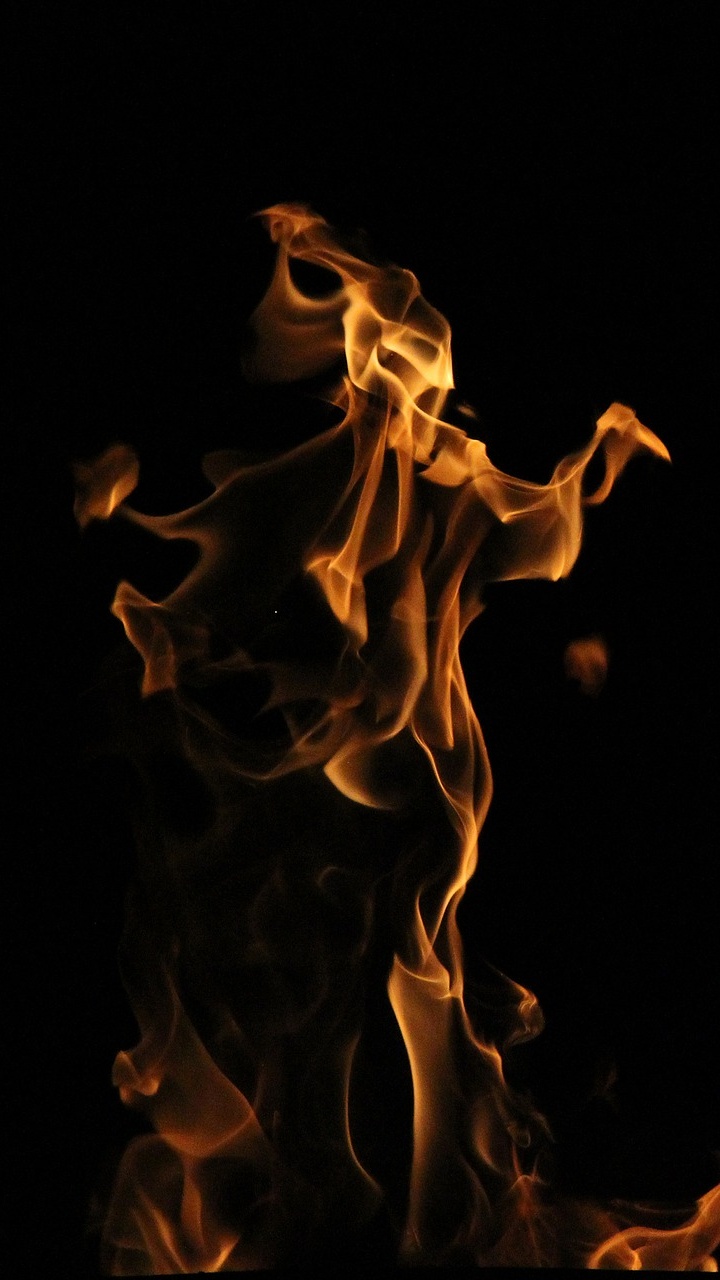 Fuego en Fondo Negro Con Fondo Negro. Wallpaper in 720x1280 Resolution