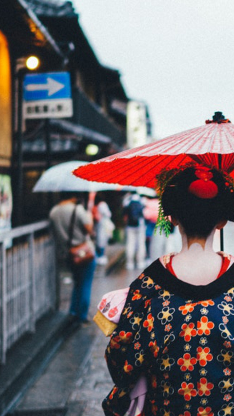 Femme en Noir Rouge et Blanc Floral Robe à Manches Longues Tenant un Parapluie Rouge Marchant Dans la Rue. Wallpaper in 750x1334 Resolution