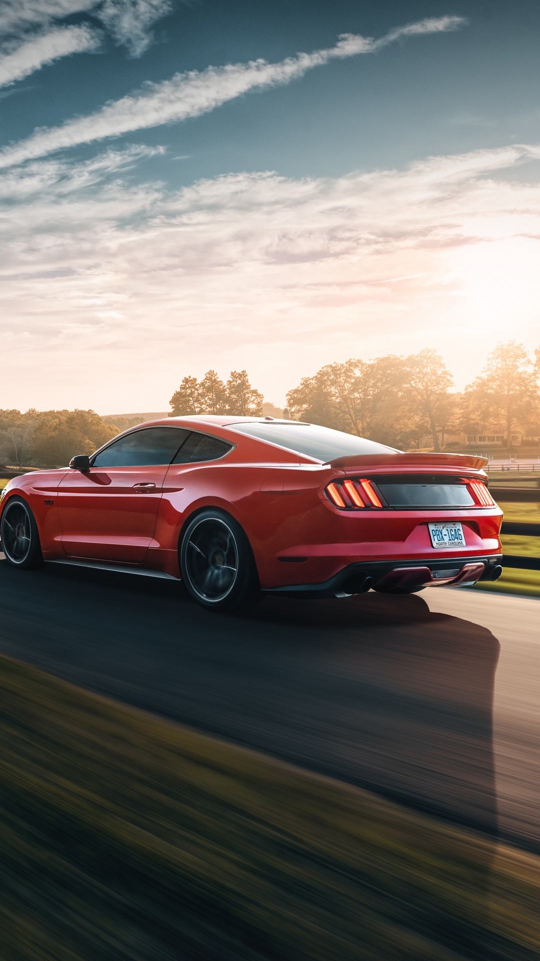 Chevrolet Camaro Rojo en la Carretera Durante el Día. Wallpaper in 1080x1920 Resolution