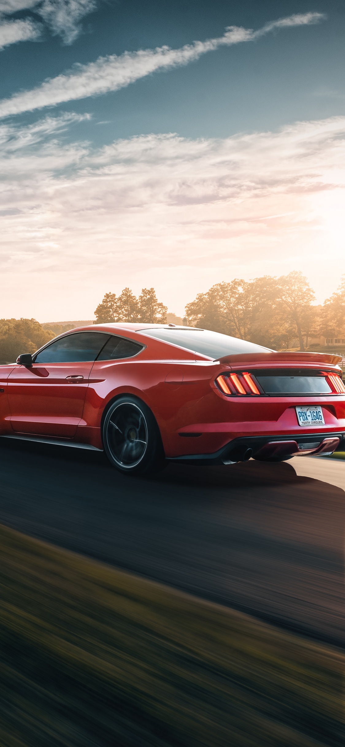 Chevrolet Camaro Rojo en la Carretera Durante el Día. Wallpaper in 1125x2436 Resolution