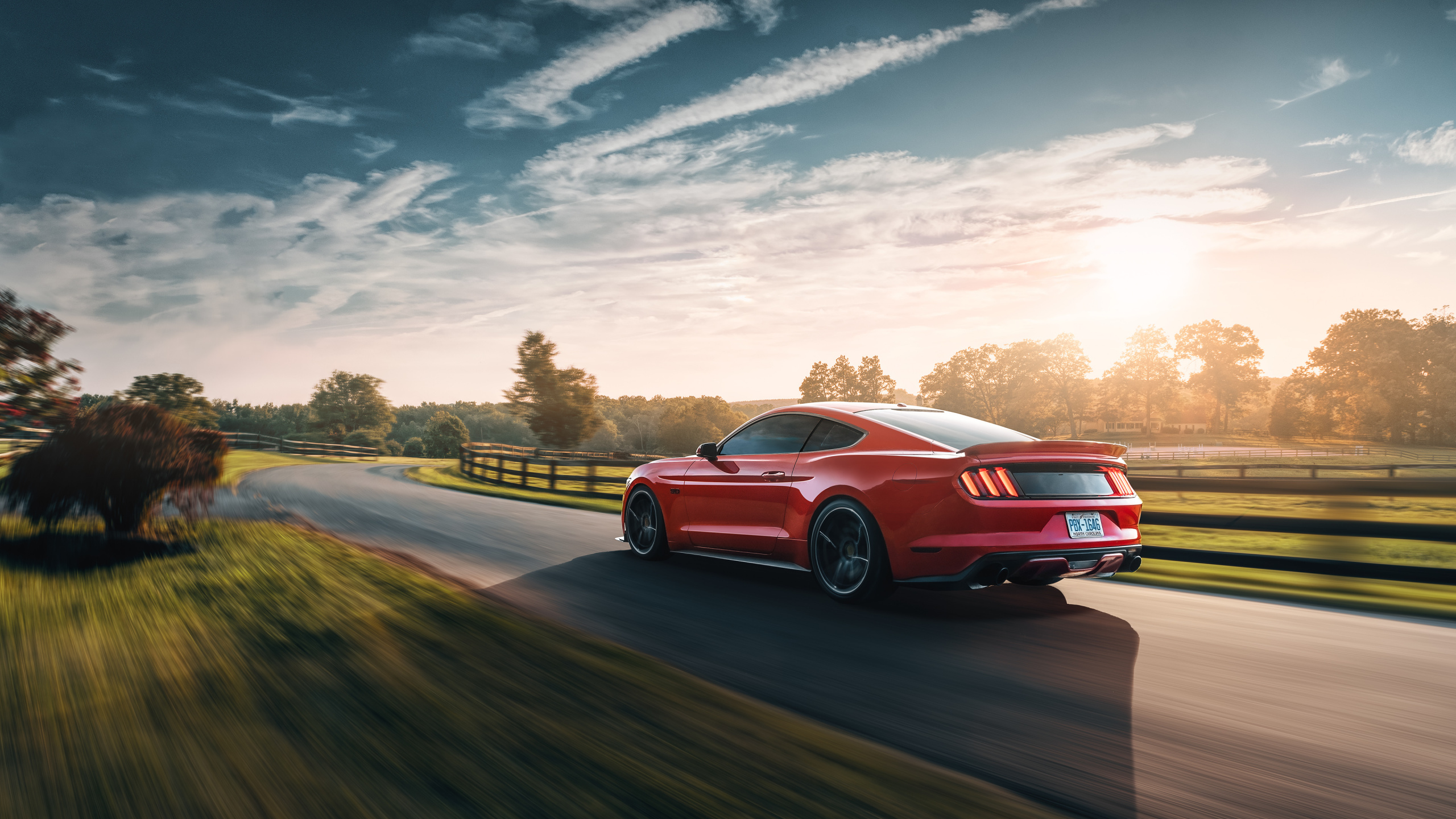 Chevrolet Camaro Rojo en la Carretera Durante el Día. Wallpaper in 2560x1440 Resolution