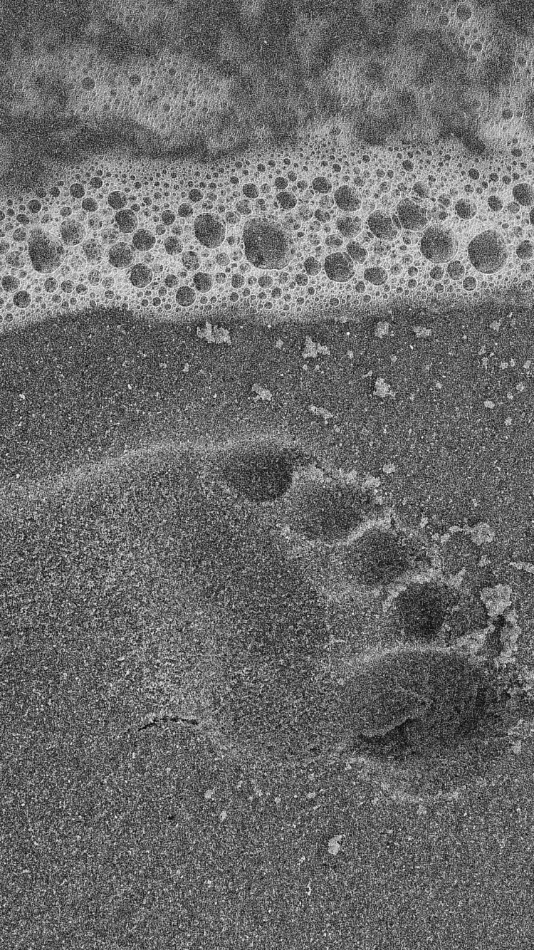 Water Droplets on Gray Sand. Wallpaper in 750x1334 Resolution