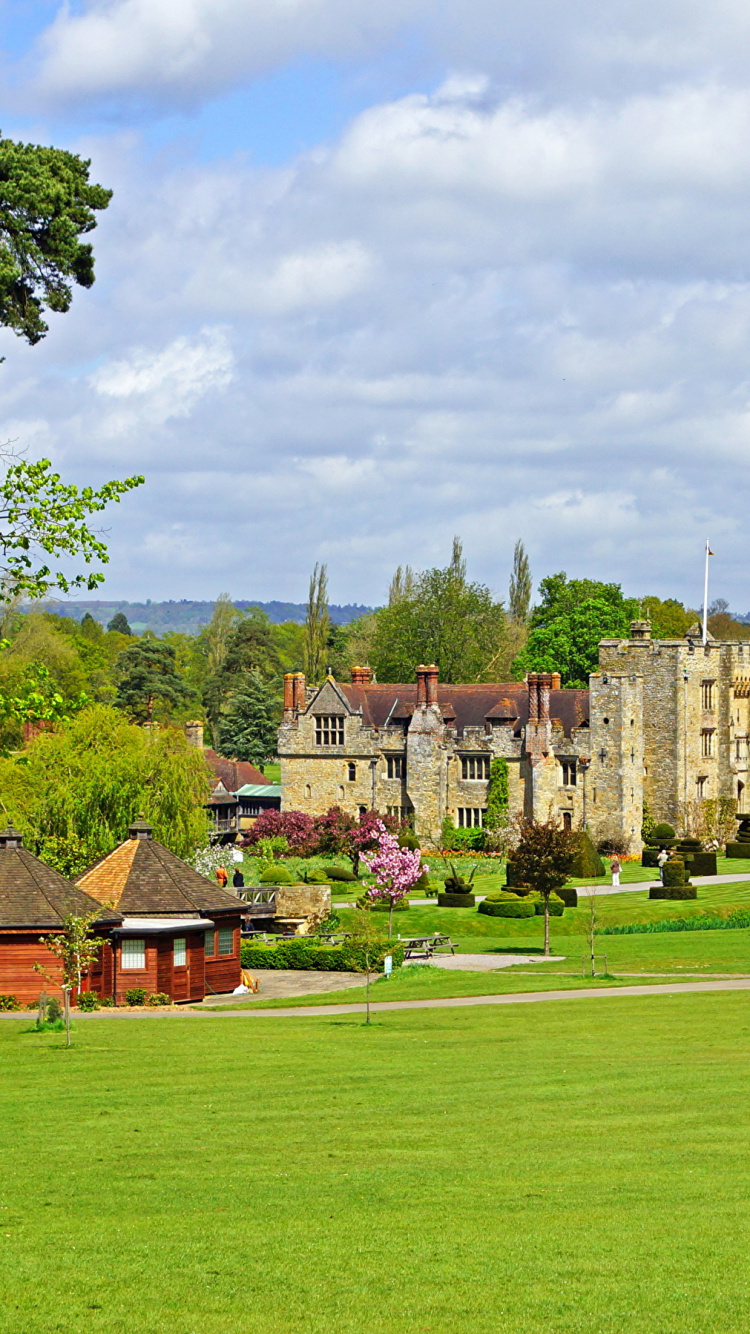Edificio de Hormigón Marrón Cerca Del Campo de Hierba Verde Durante el Día. Wallpaper in 750x1334 Resolution