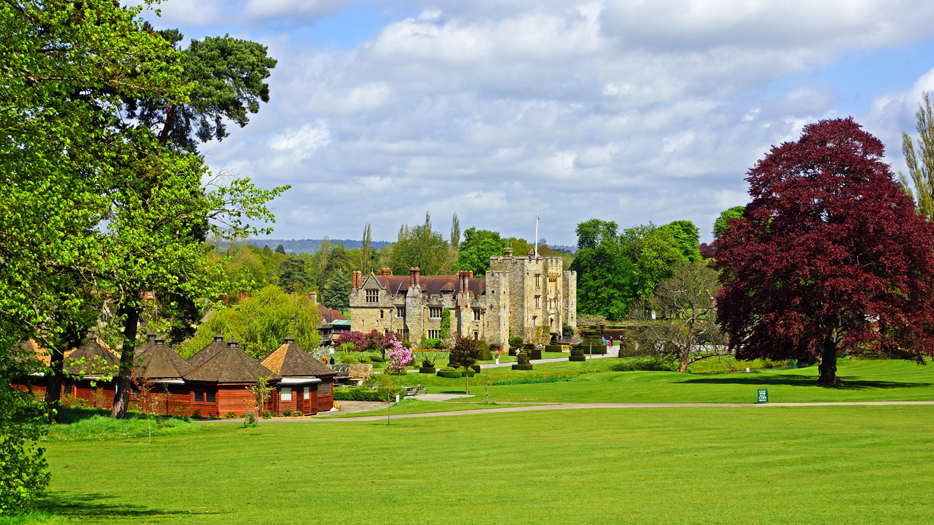 Brown Concrete Building Near Green Grass Field During Daytime. Wallpaper in 1920x1080 Resolution