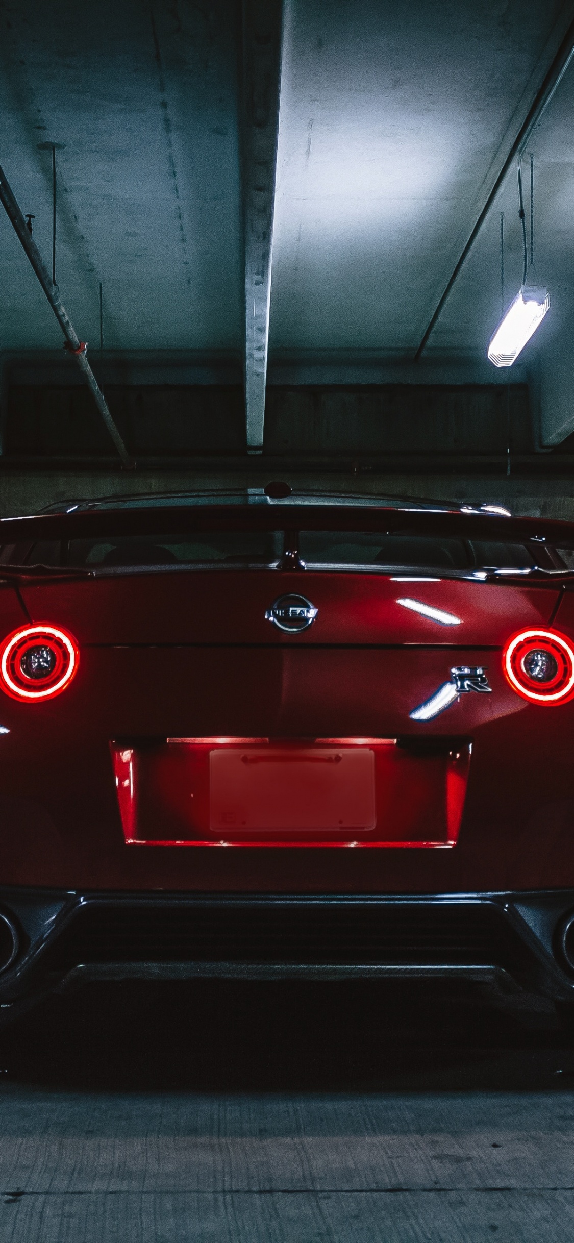 Voiture Rouge Dans un Tunnel. Wallpaper in 1125x2436 Resolution