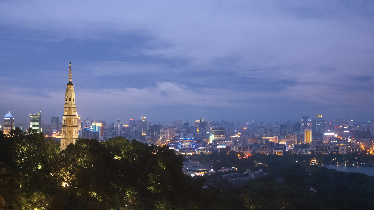 City With High Rise Buildings Under Gray Sky During Daytime. Wallpaper in 1280x720 Resolution