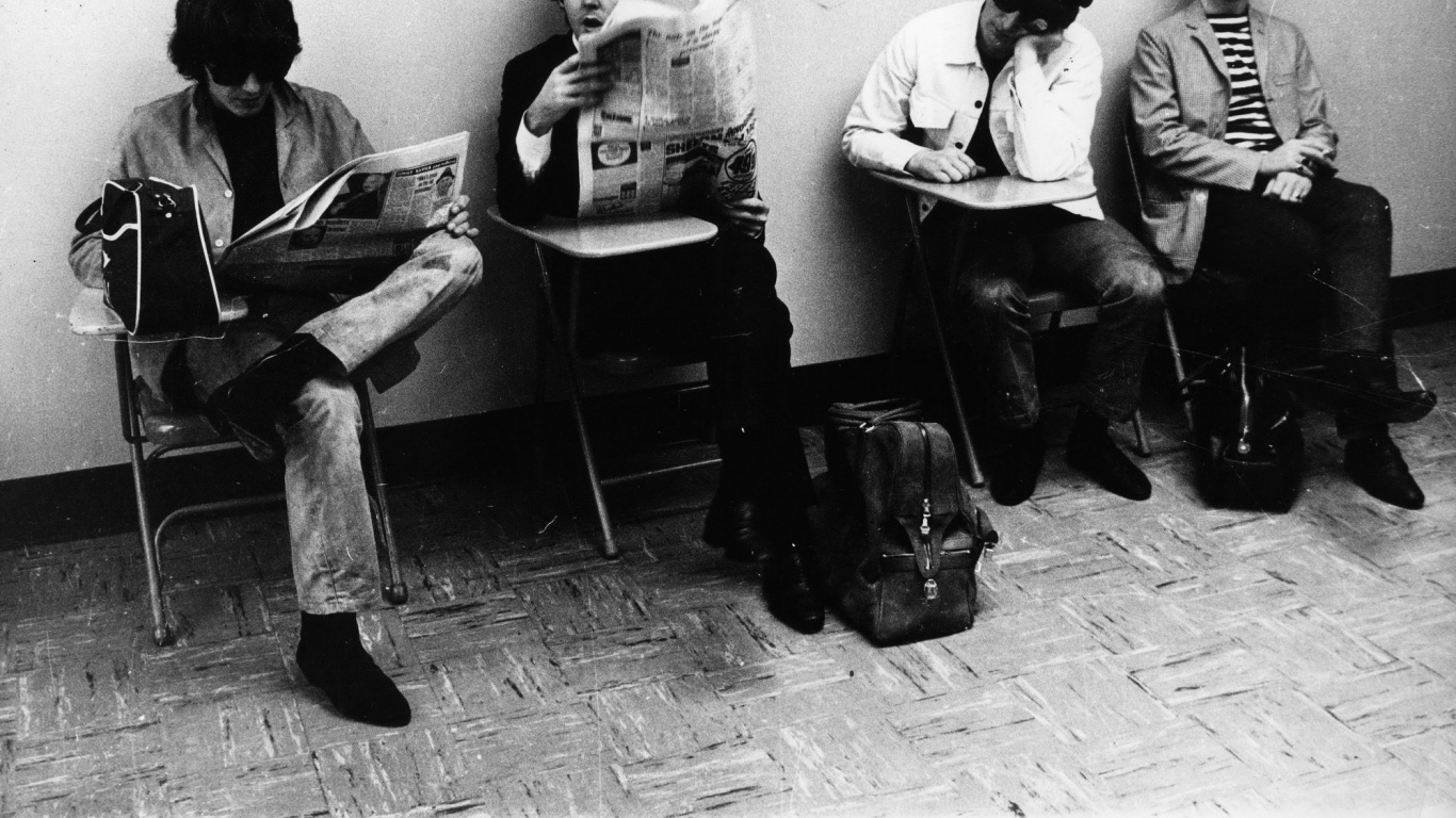 Die Beatles, Sitzecke, Schwarz Und Weiß, Musiker, Musik. Wallpaper in 1366x768 Resolution