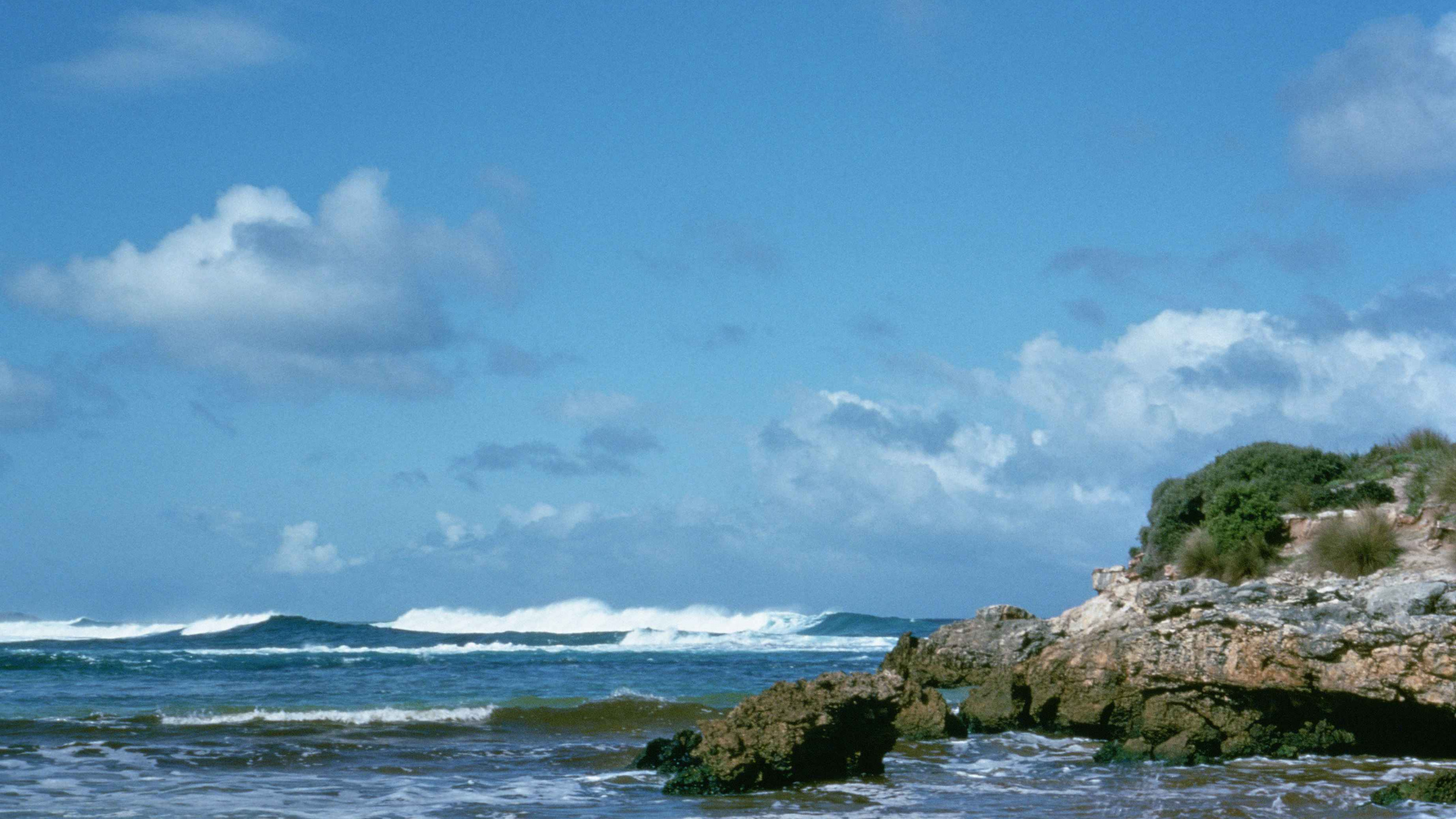 Blue Sky Over Sea During Daytime. Wallpaper in 2560x1440 Resolution